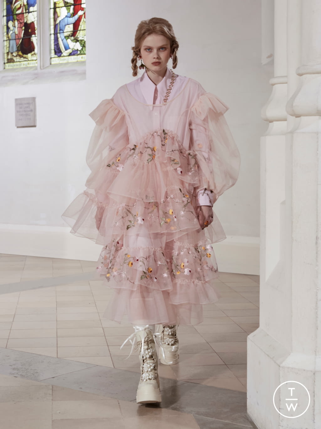Fashion Week London Fall/Winter 2021 look 28 from the Simone Rocha collection 女装