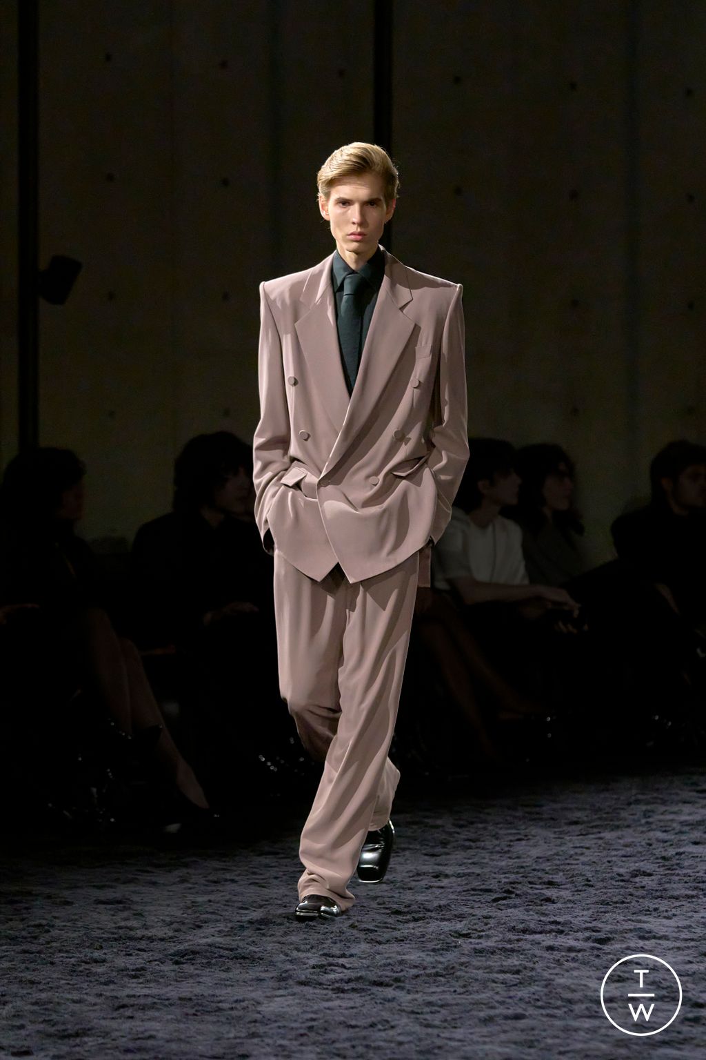 Fashion Week Paris Fall/Winter 2024 look 28 from the Saint Laurent collection menswear