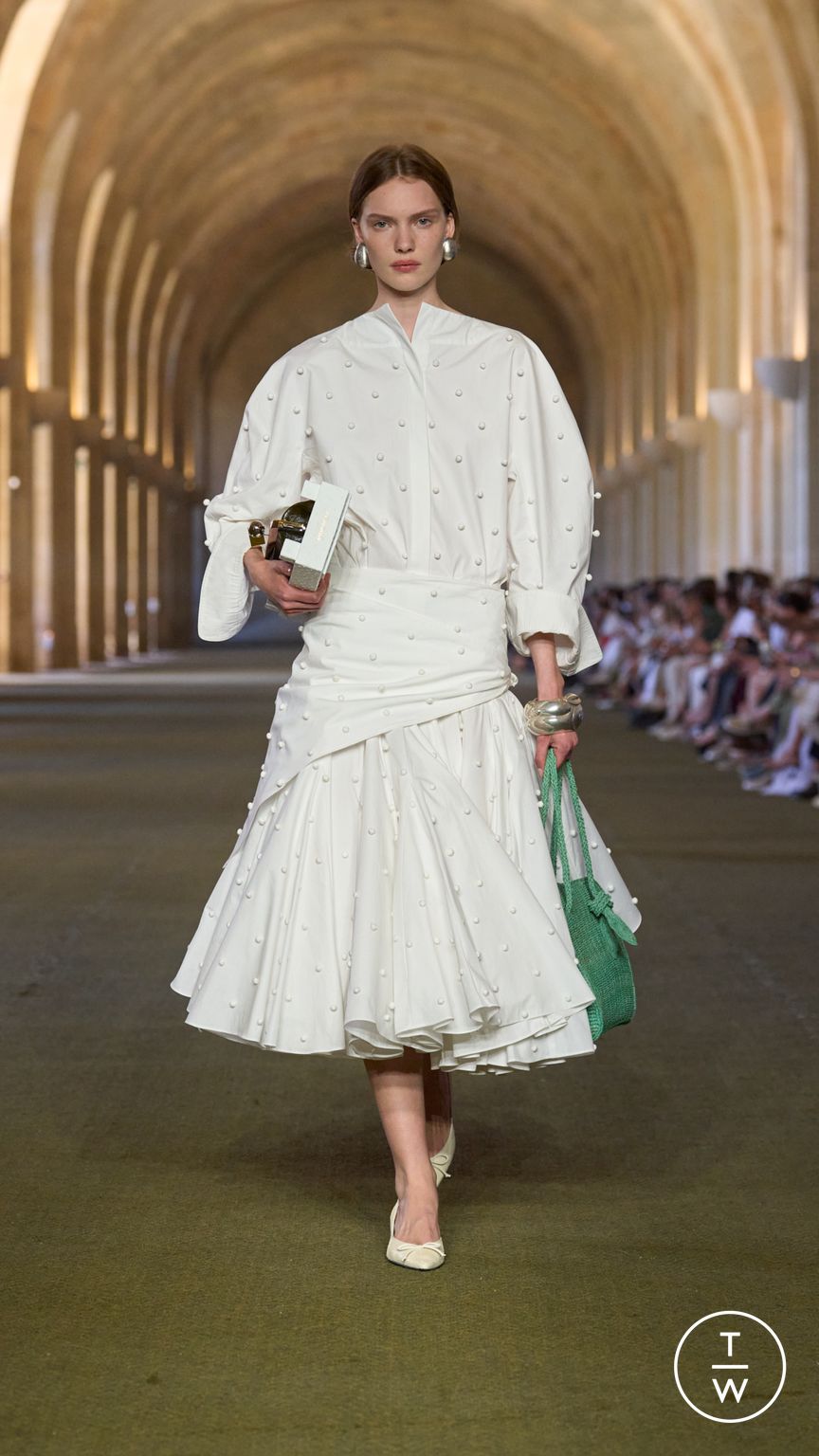 Fashion Week Paris Spring/Summer 2026 look 28 from the Jacquemus collection menswear