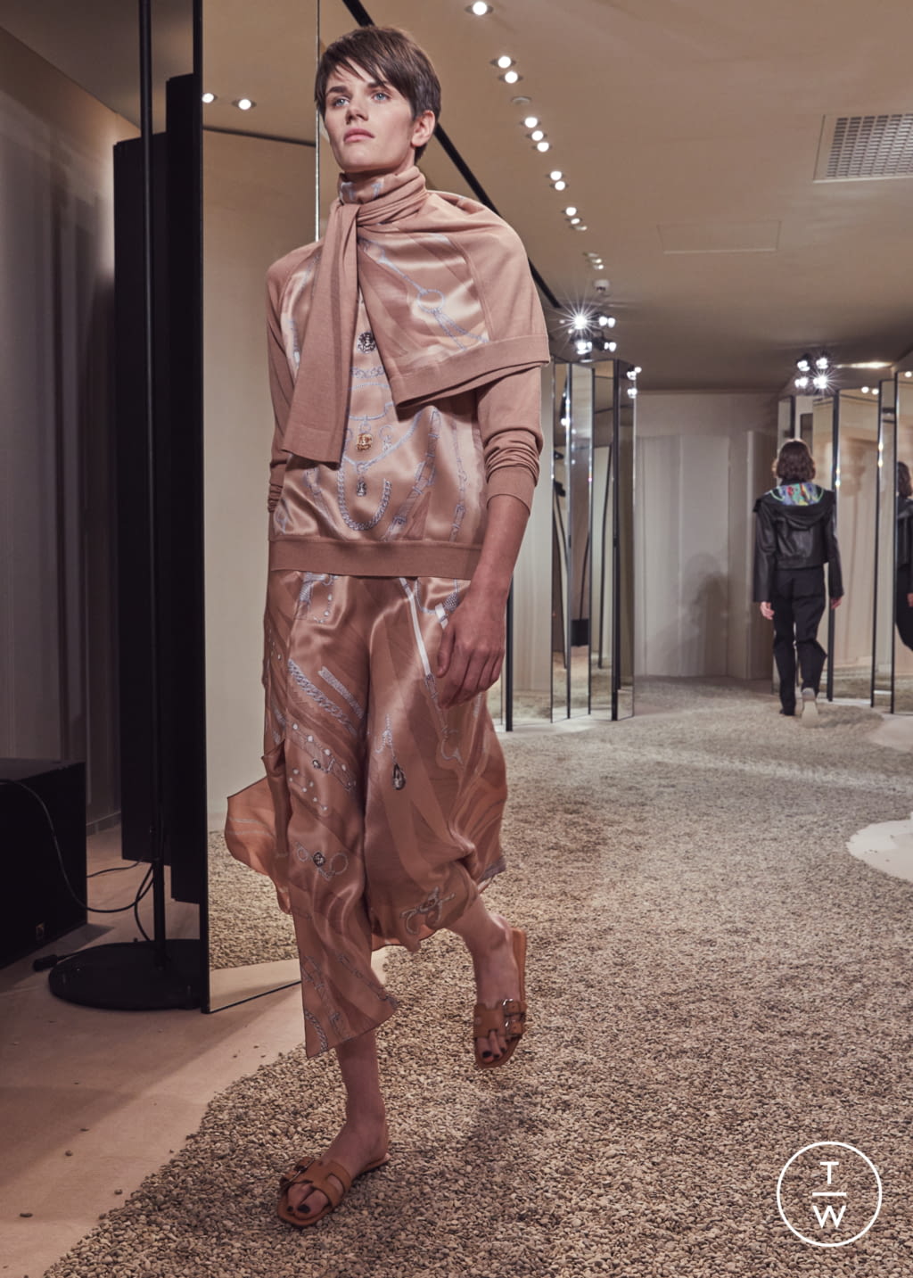 Fashion Week Paris Resort 2018 look 28 from the Hermès collection womenswear