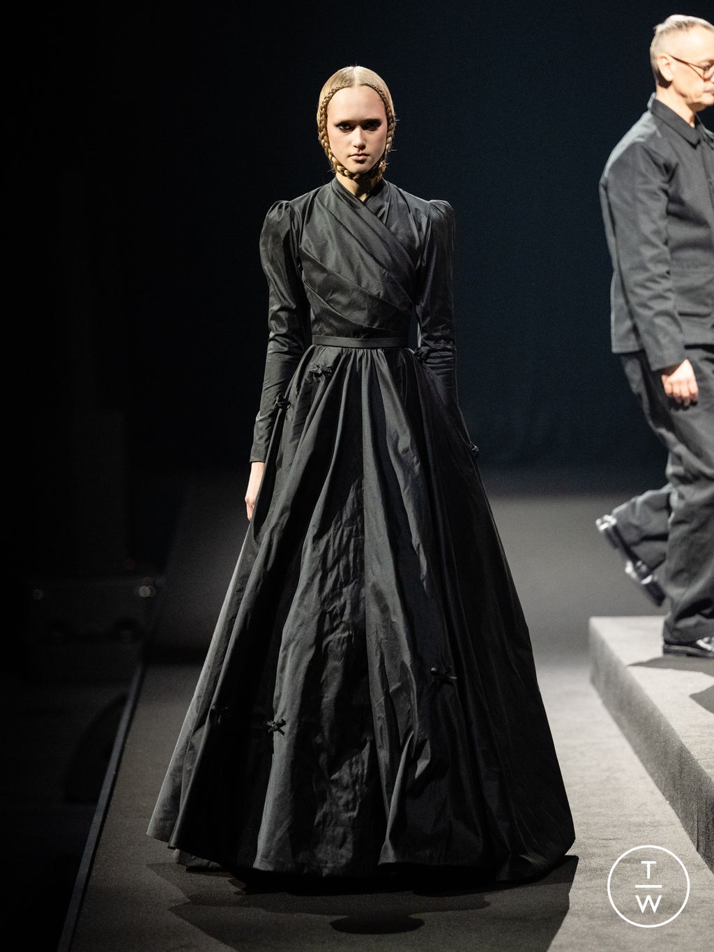 Fashion Week Paris Spring/Summer 2026 look 28 from the Viktor & Rolf collection couture