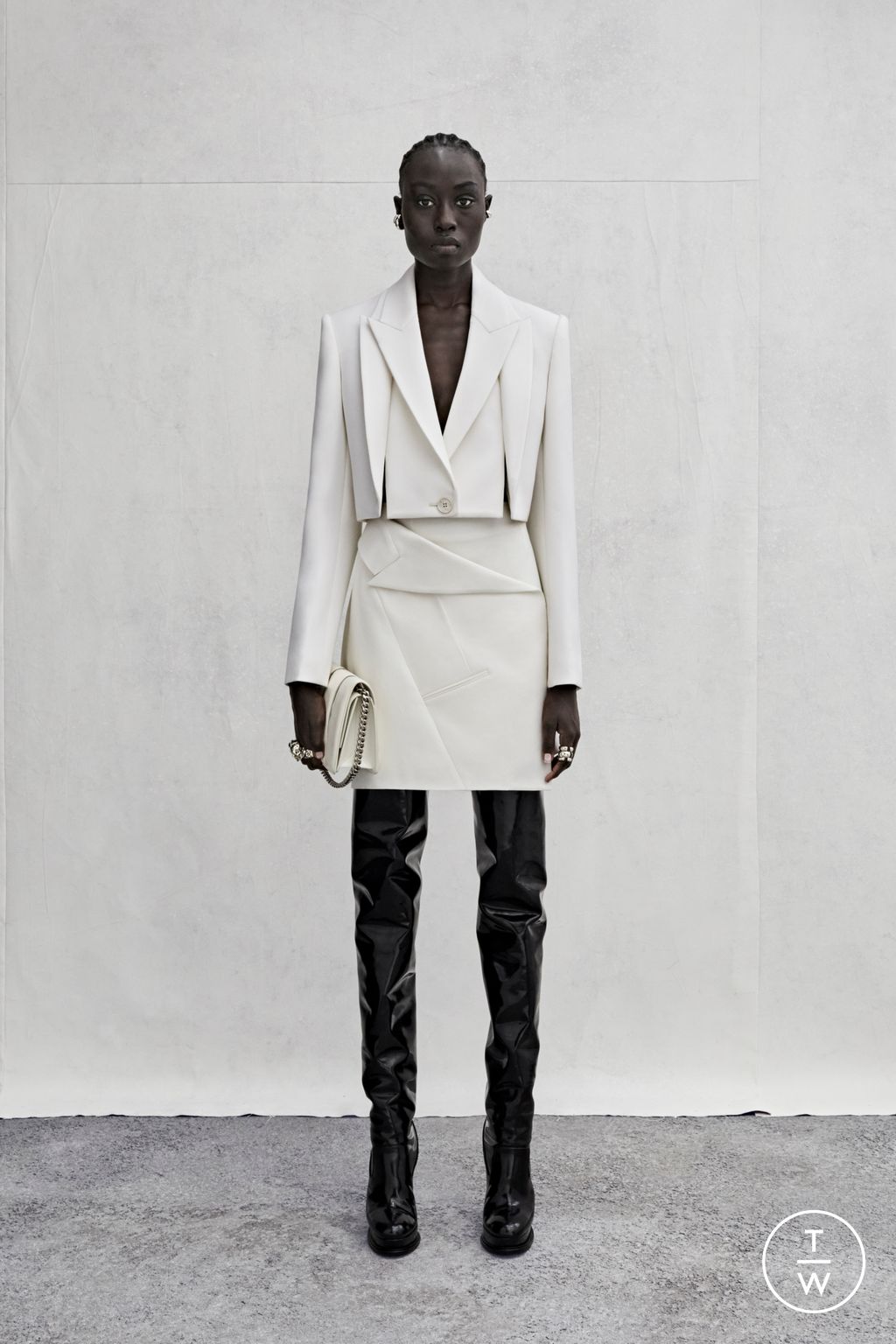 Fashion Week London Resort 2023 look 29 from the Alexander McQueen collection 女装
