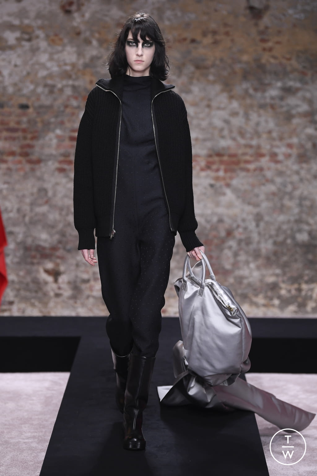 Fashion Week London Fall/Winter 2022 look 29 from the Raf Simons collection womenswear