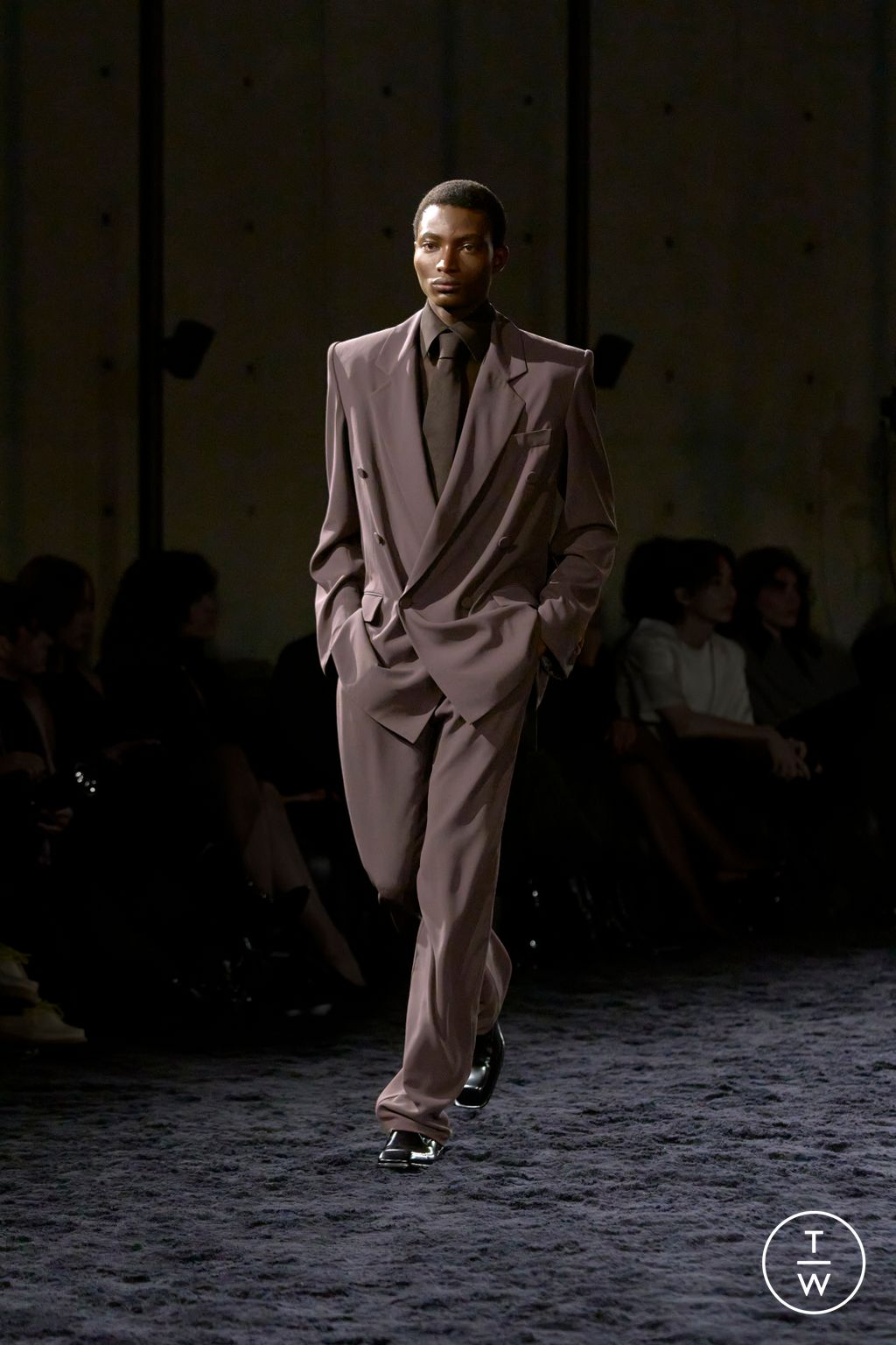 Fashion Week Paris Fall/Winter 2024 look 29 from the Saint Laurent collection 男装