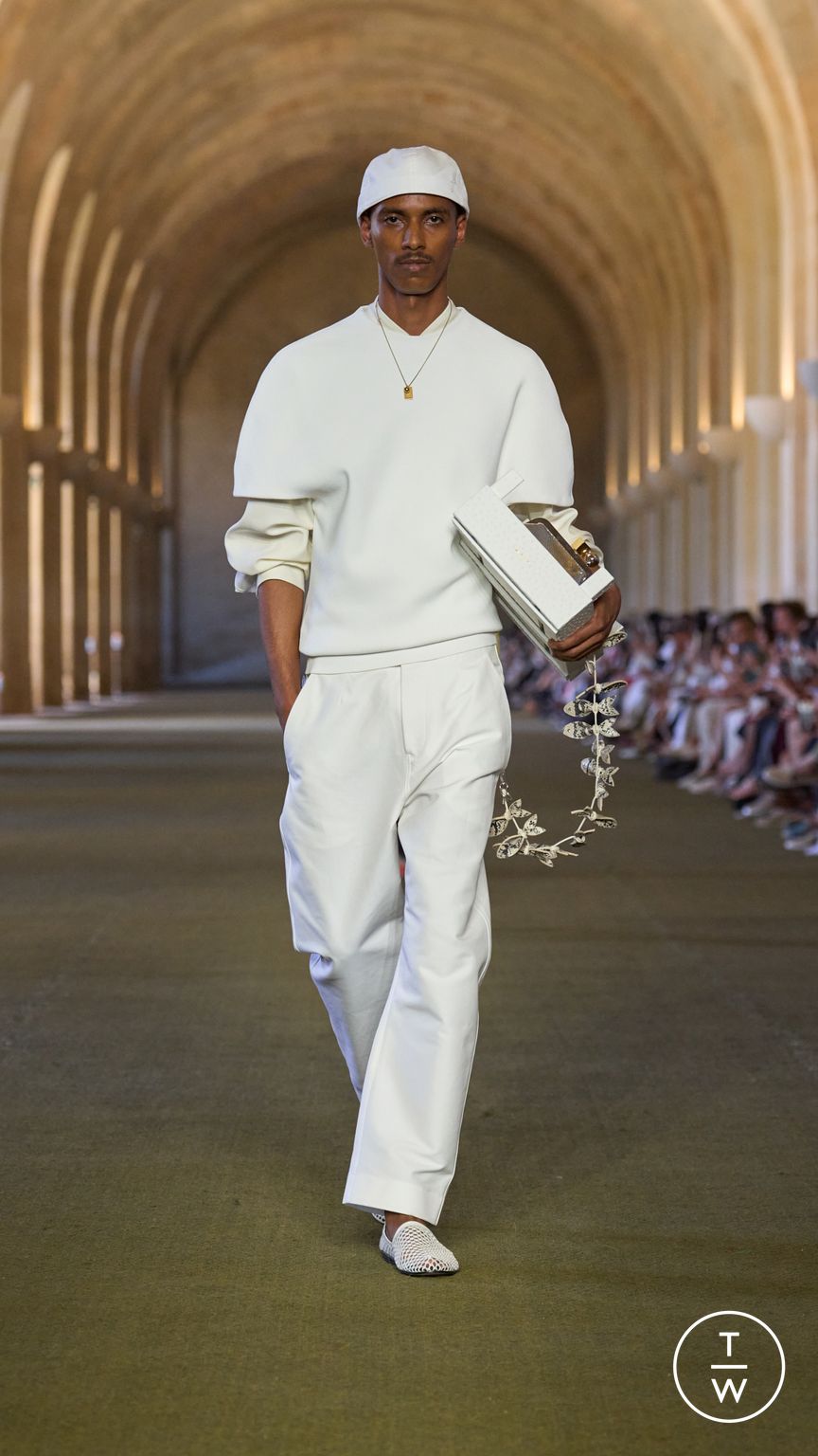 Fashion Week Paris Spring/Summer 2026 look 29 from the Jacquemus collection menswear