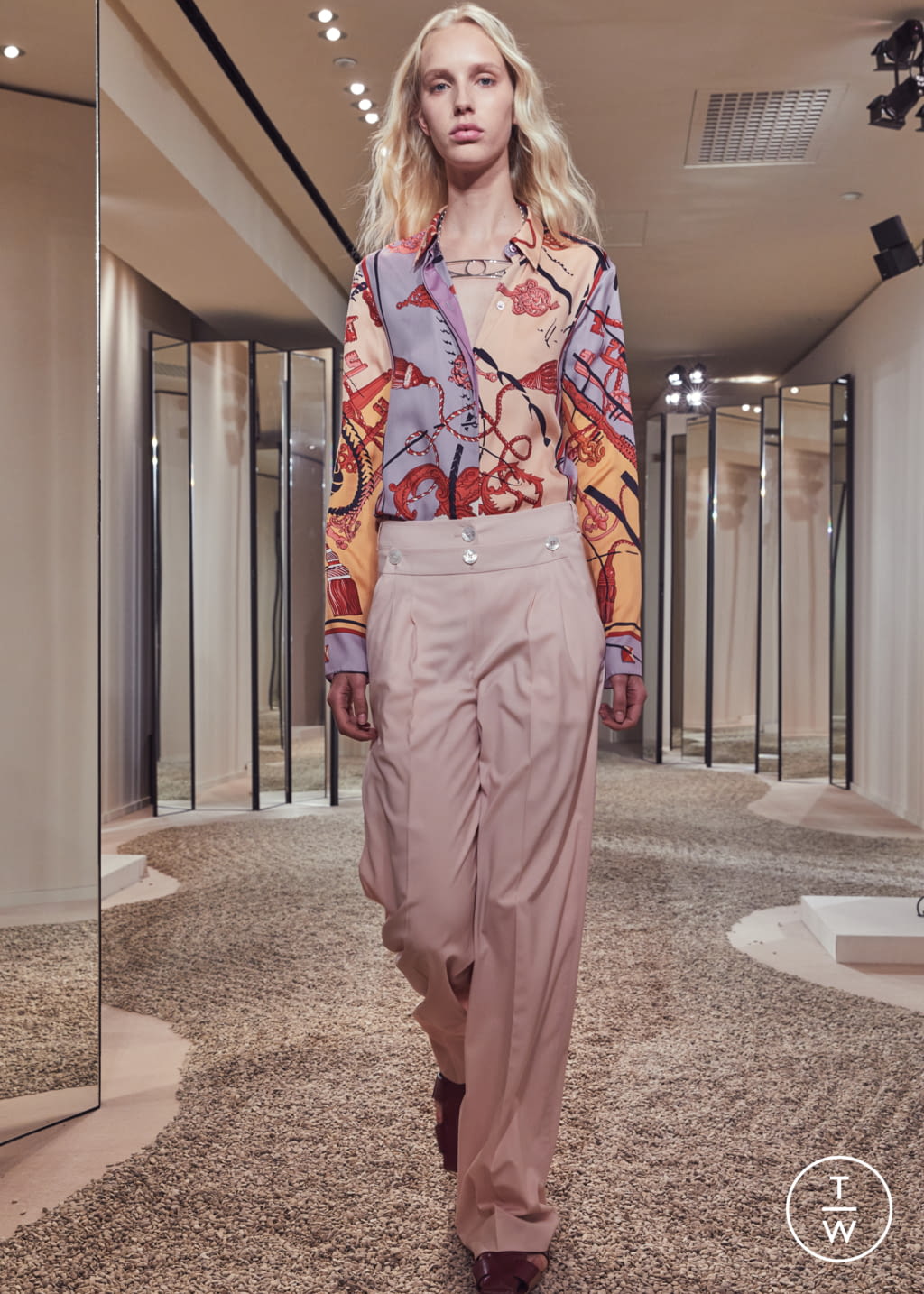 Fashion Week Paris Resort 2018 look 29 from the Hermès collection womenswear