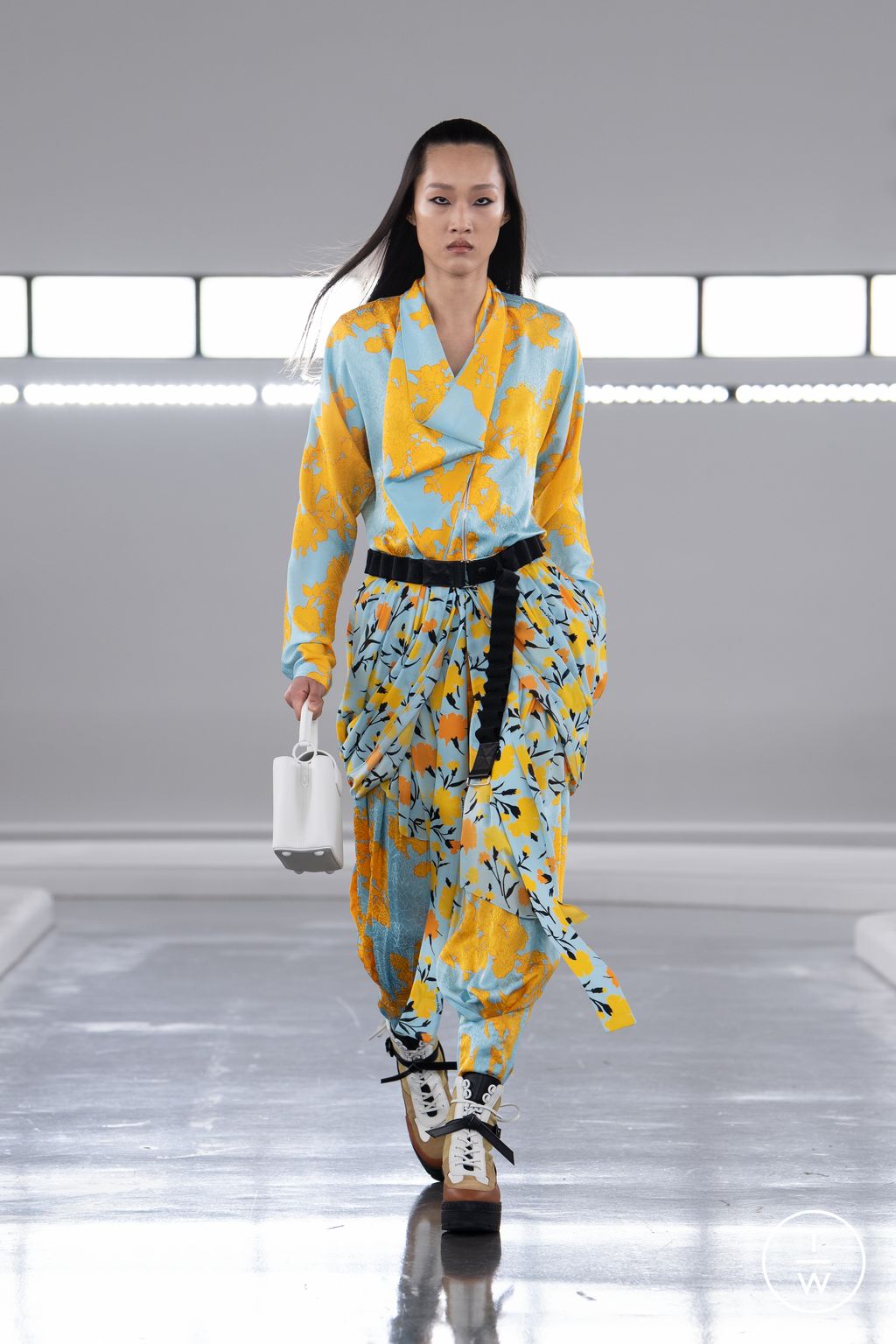 Fashion Week Paris Pre-Fall 2024 look 29 from the Louis Vuitton collection 女装