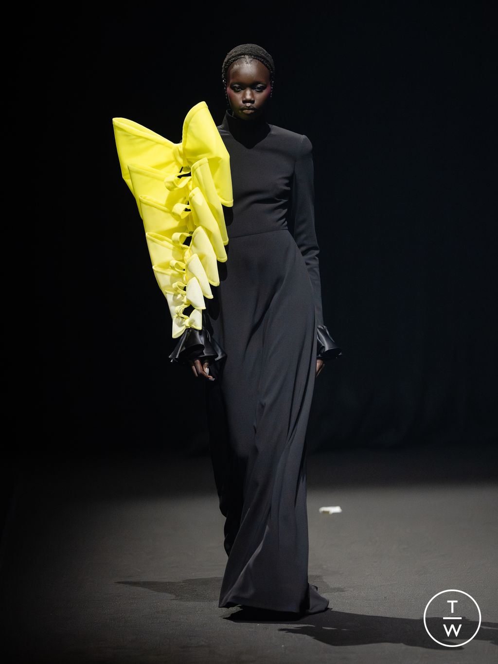 Fashion Week Paris Spring/Summer 2026 look 29 from the Viktor & Rolf collection couture
