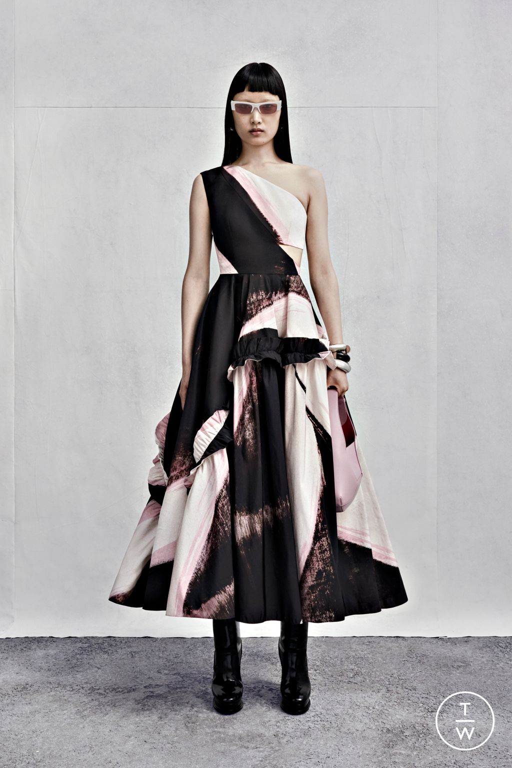 Fashion Week London Resort 2023 look 3 from the Alexander McQueen collection womenswear