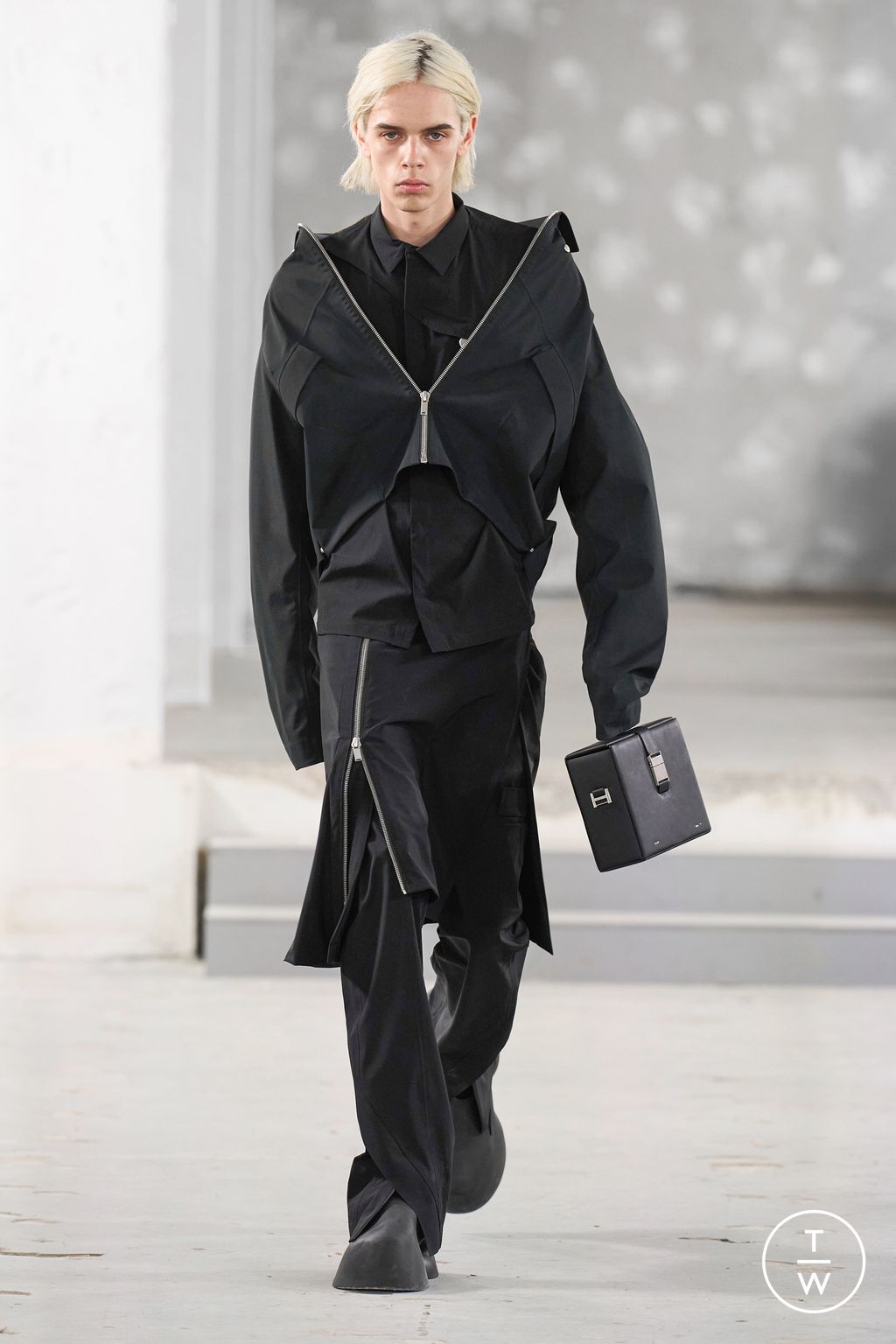 Fashion Week Paris Spring/Summer 2023 look 3 from the Heliot Emil collection womenswear