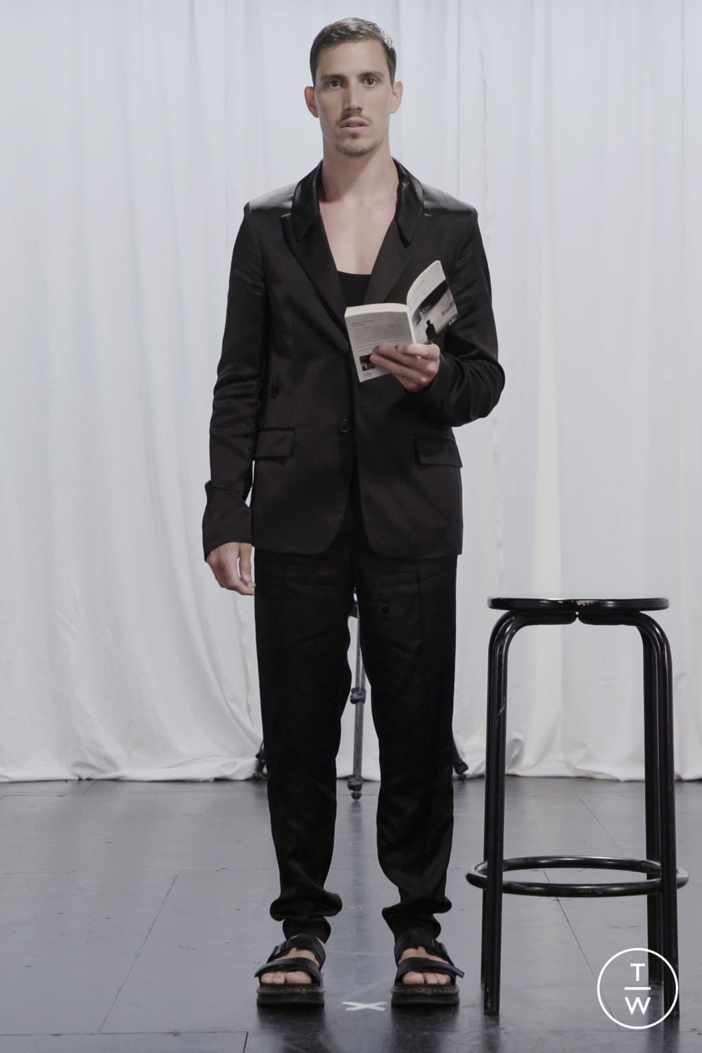 Fashion Week Paris Spring/Summer 2021 look 3 from the Louis Gabriel Nouchi collection 男装