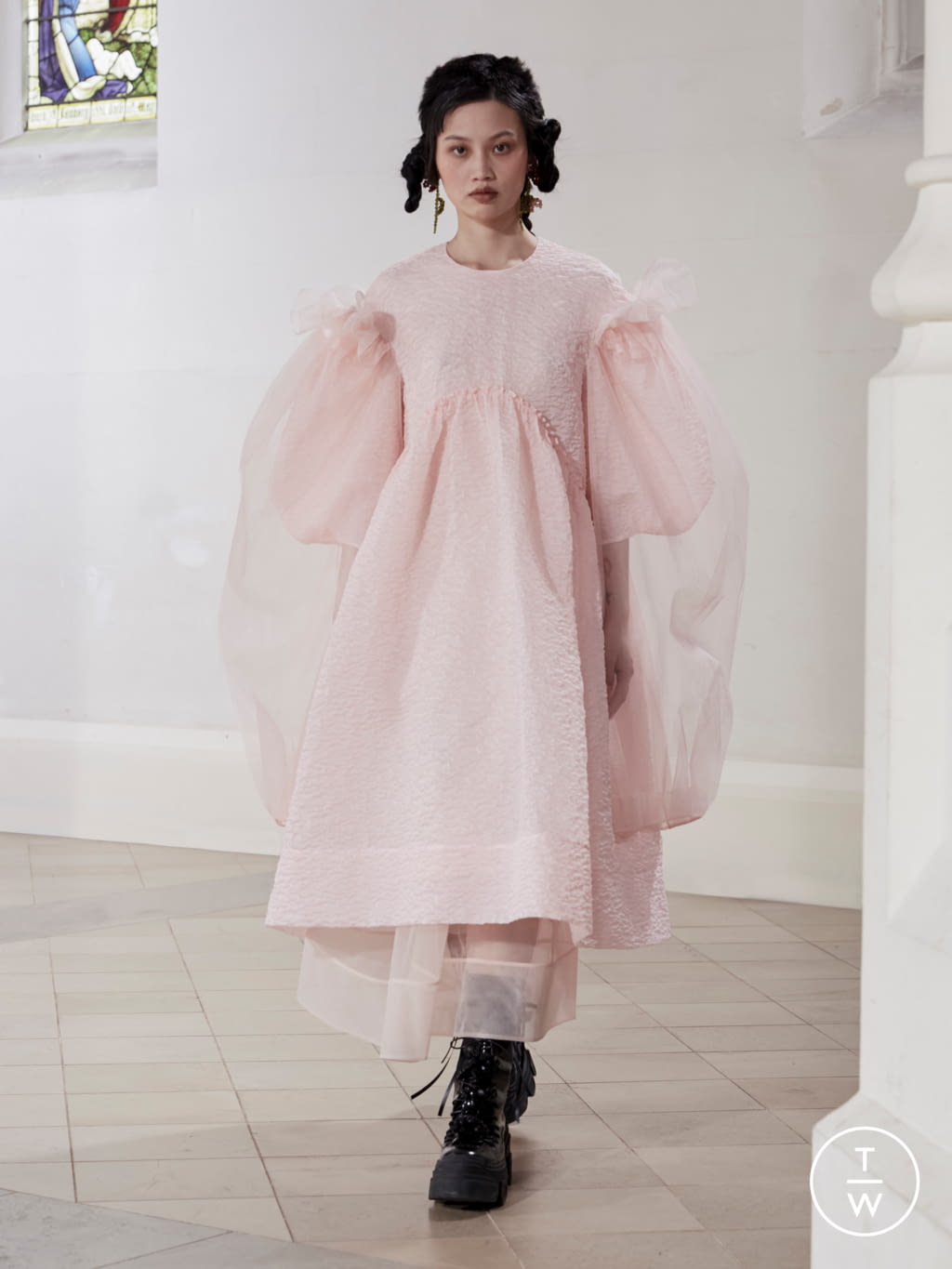Fashion Week London Fall/Winter 2021 look 30 from the Simone Rocha collection 女装