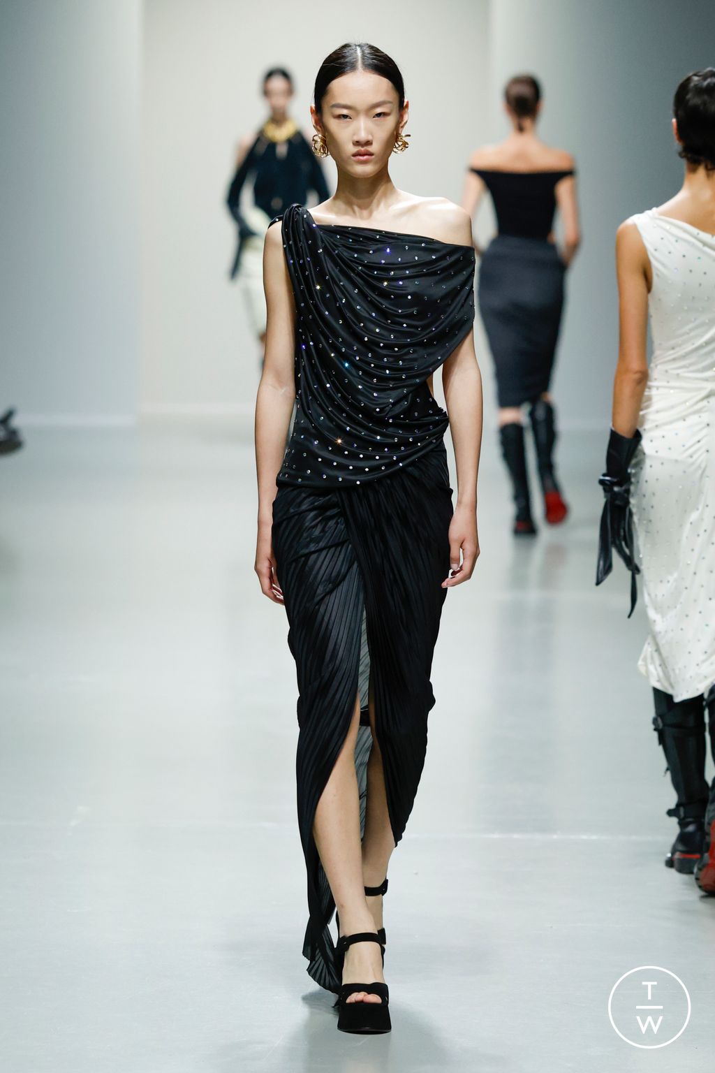 Fashion Week Paris Spring-Summer 2025 look 30 from the Atlein collection womenswear