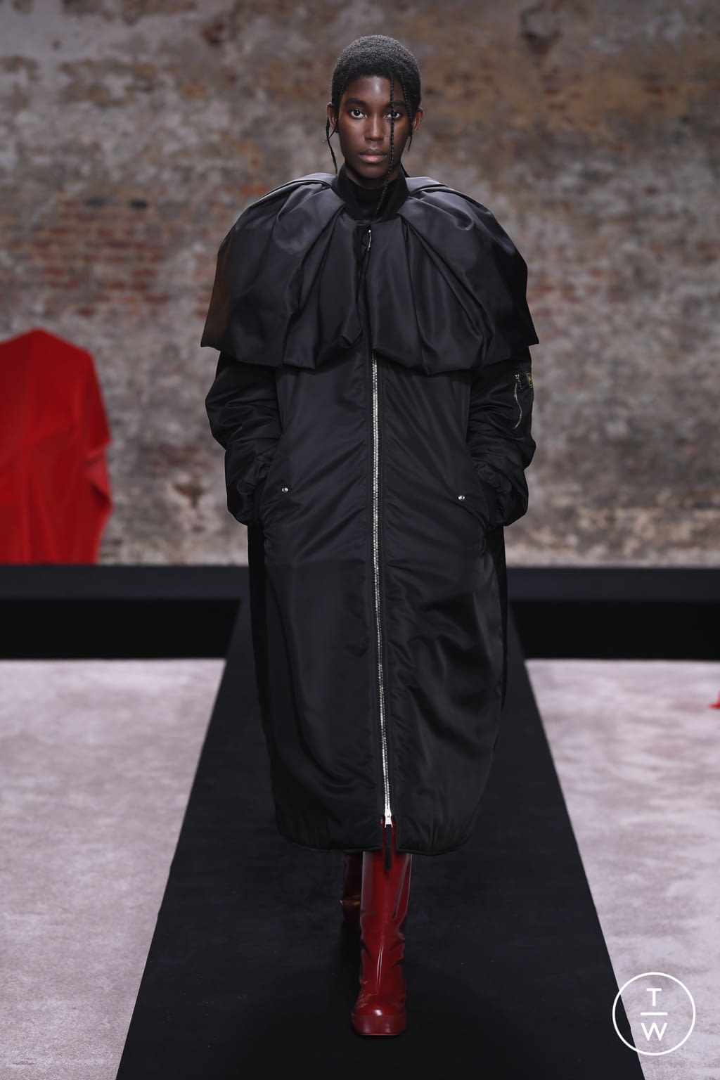 Fashion Week London Fall/Winter 2022 look 30 from the Raf Simons collection womenswear