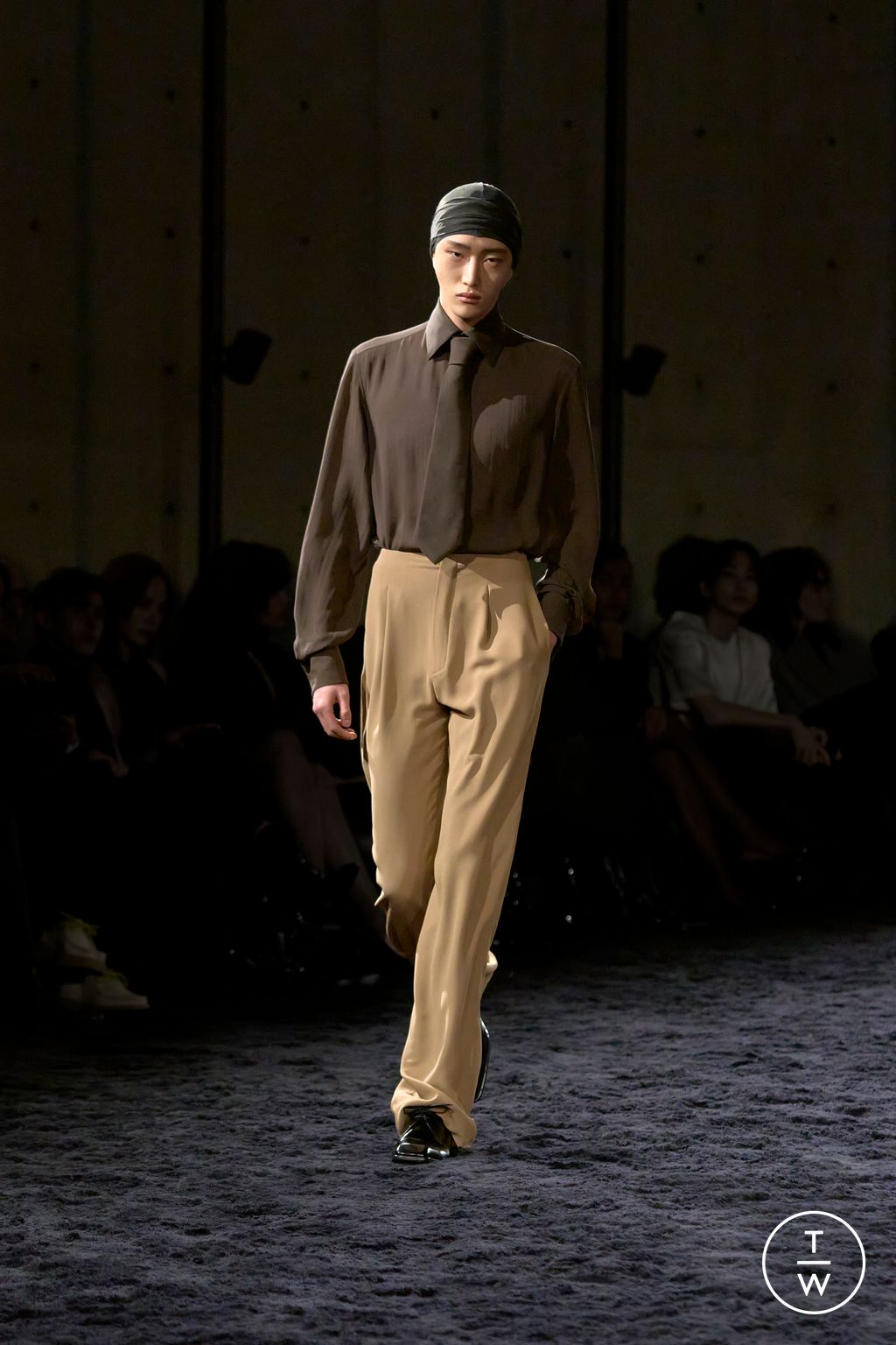 Fashion Week Paris Fall/Winter 2024 look 30 from the Saint Laurent collection 男装