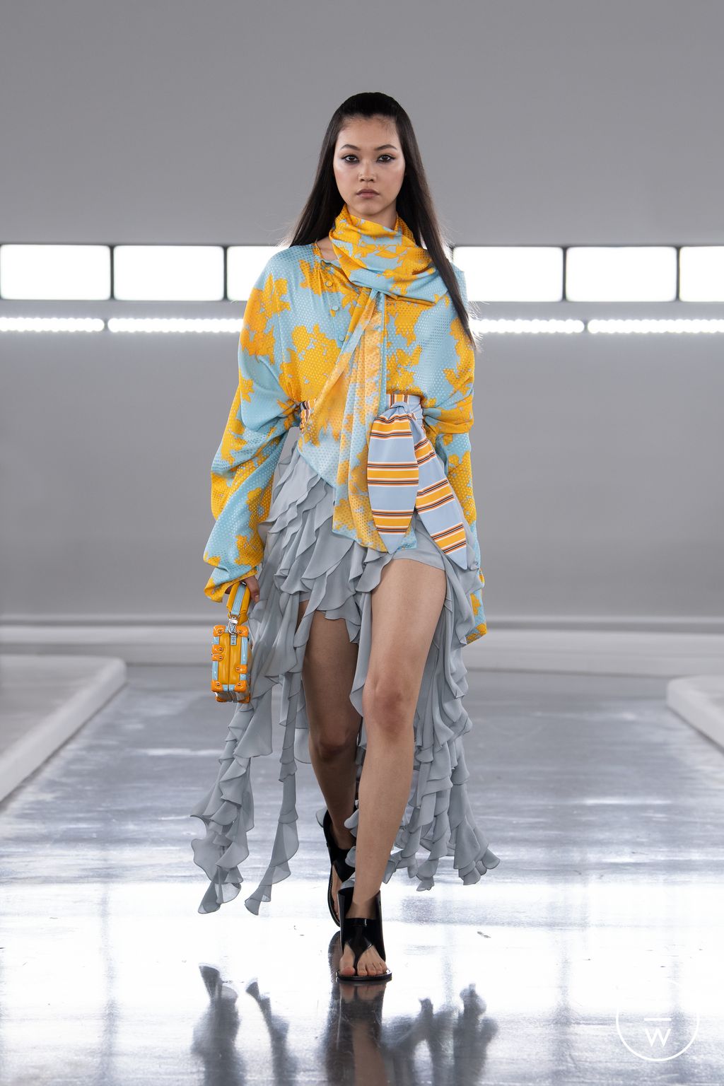 Fashion Week Paris Pre-Fall 2024 look 30 from the Louis Vuitton collection womenswear
