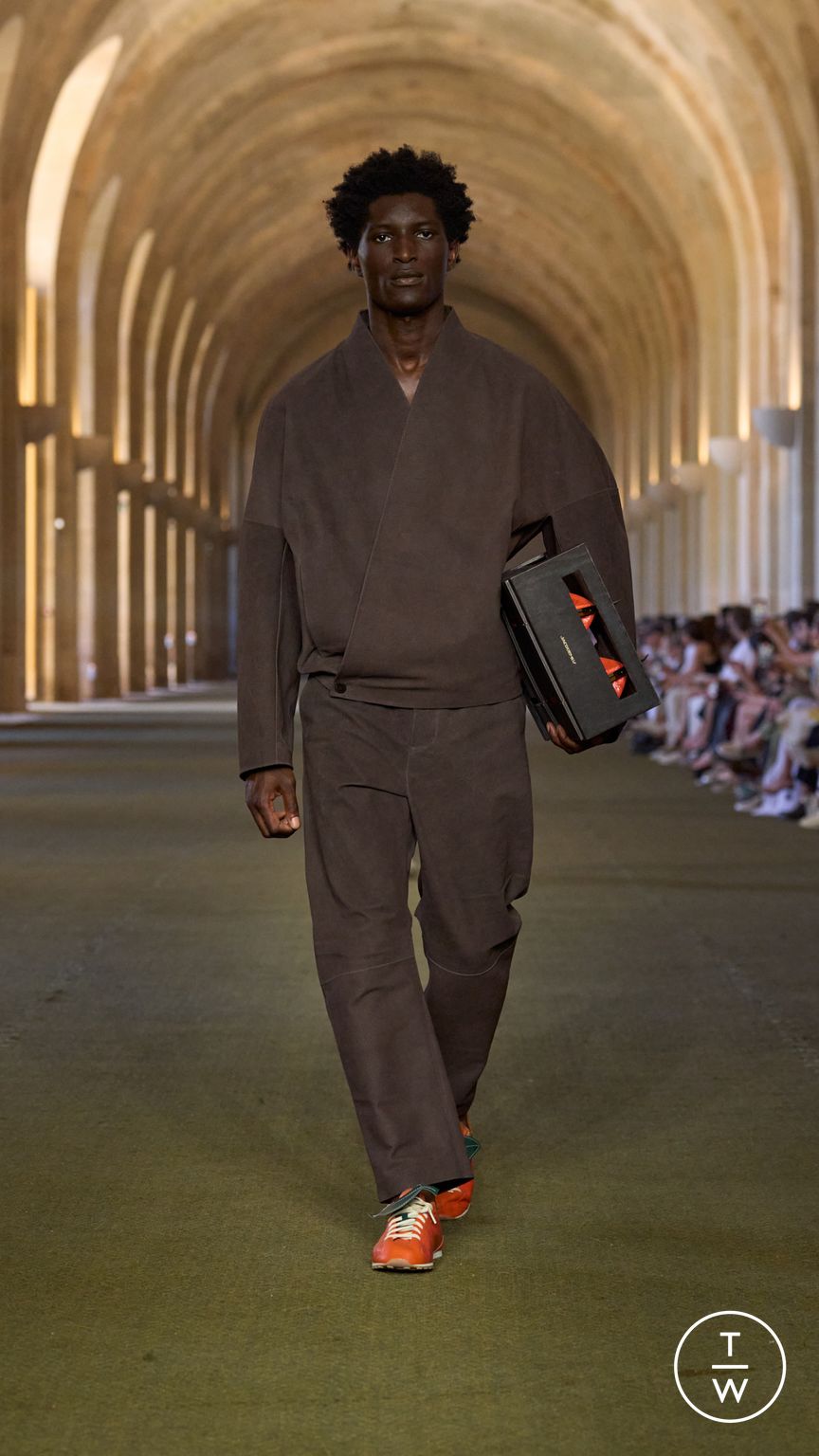 Fashion Week Paris Spring/Summer 2026 look 31 from the Jacquemus collection menswear