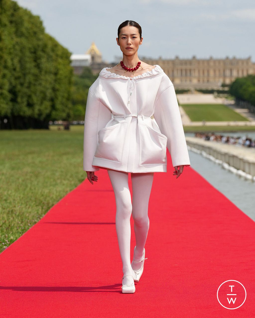 Fashion Week Paris Fall/Winter 2023 look 31 from the Jacquemus collection womenswear