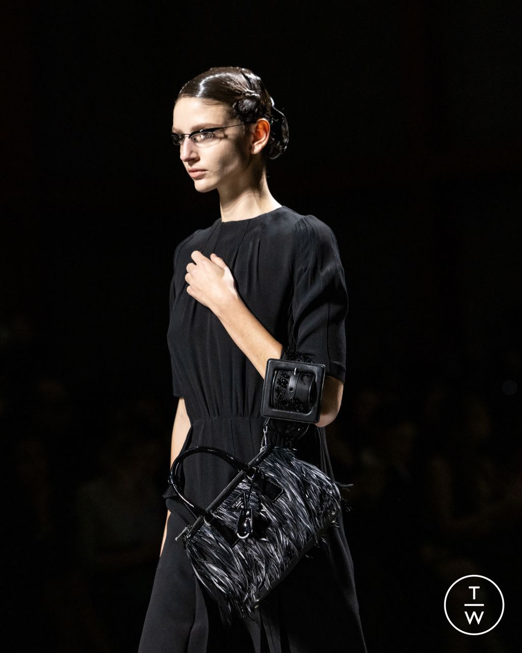 Fashion Week Milan Fall/Winter 2024 look 13 de la collection Prada womenswear accessories