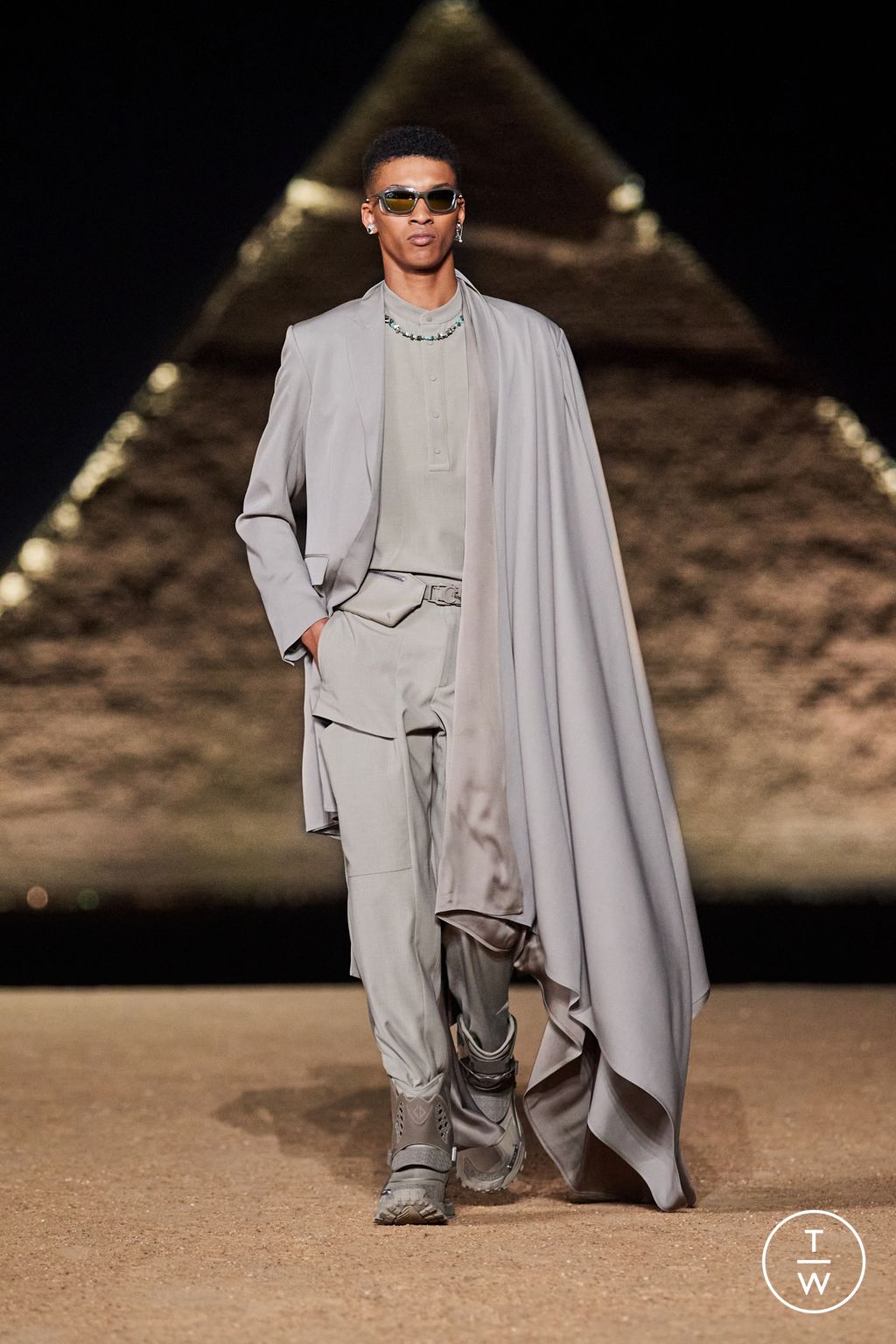 Fashion Week Paris Pre-Fall 2023 look 32 from the Dior Men collection 男装