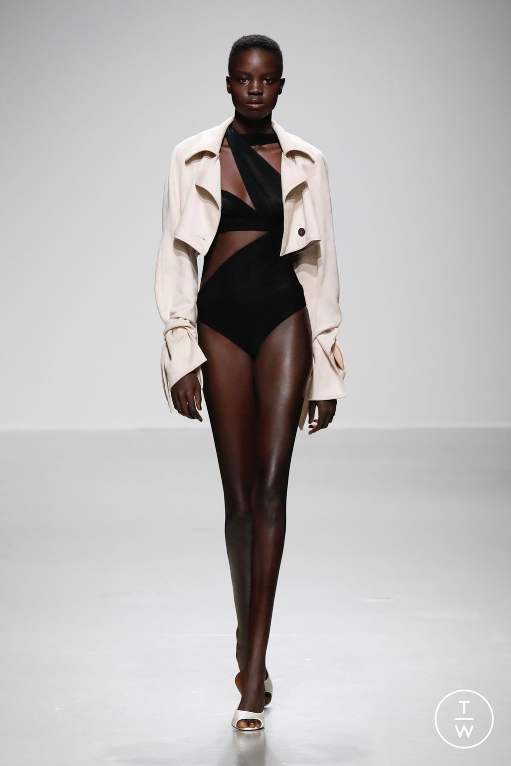 Fashion Week Paris Spring/Summer 2024 look 32 de la collection Atlein womenswear