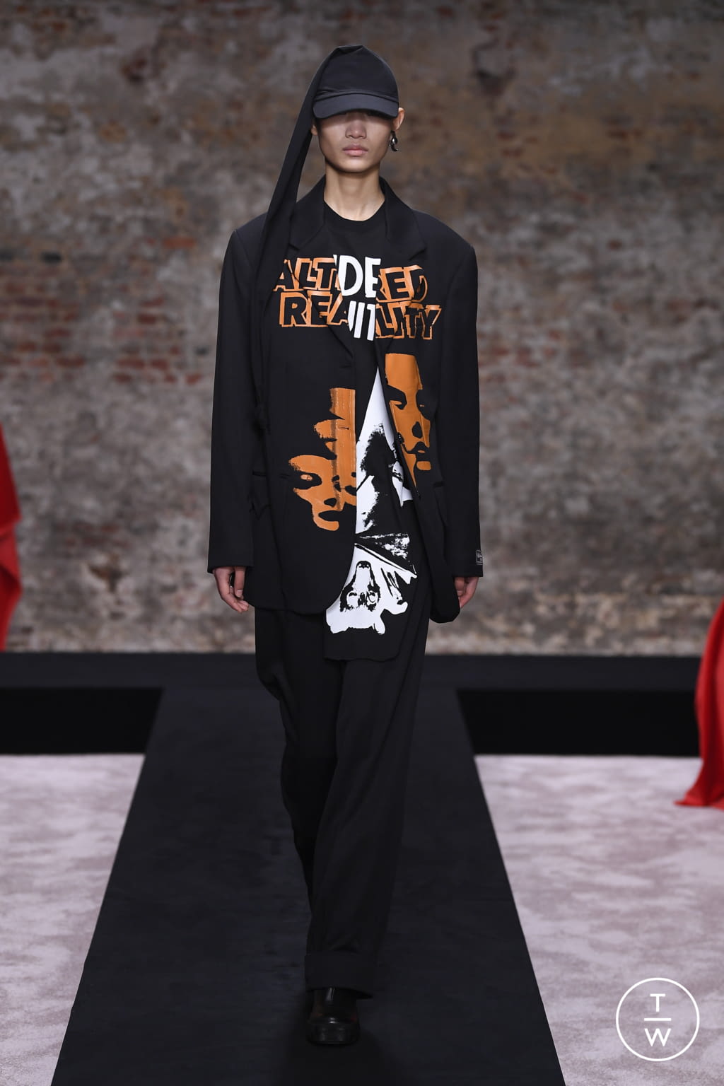 Fashion Week London Fall/Winter 2022 look 32 from the Raf Simons collection 女装