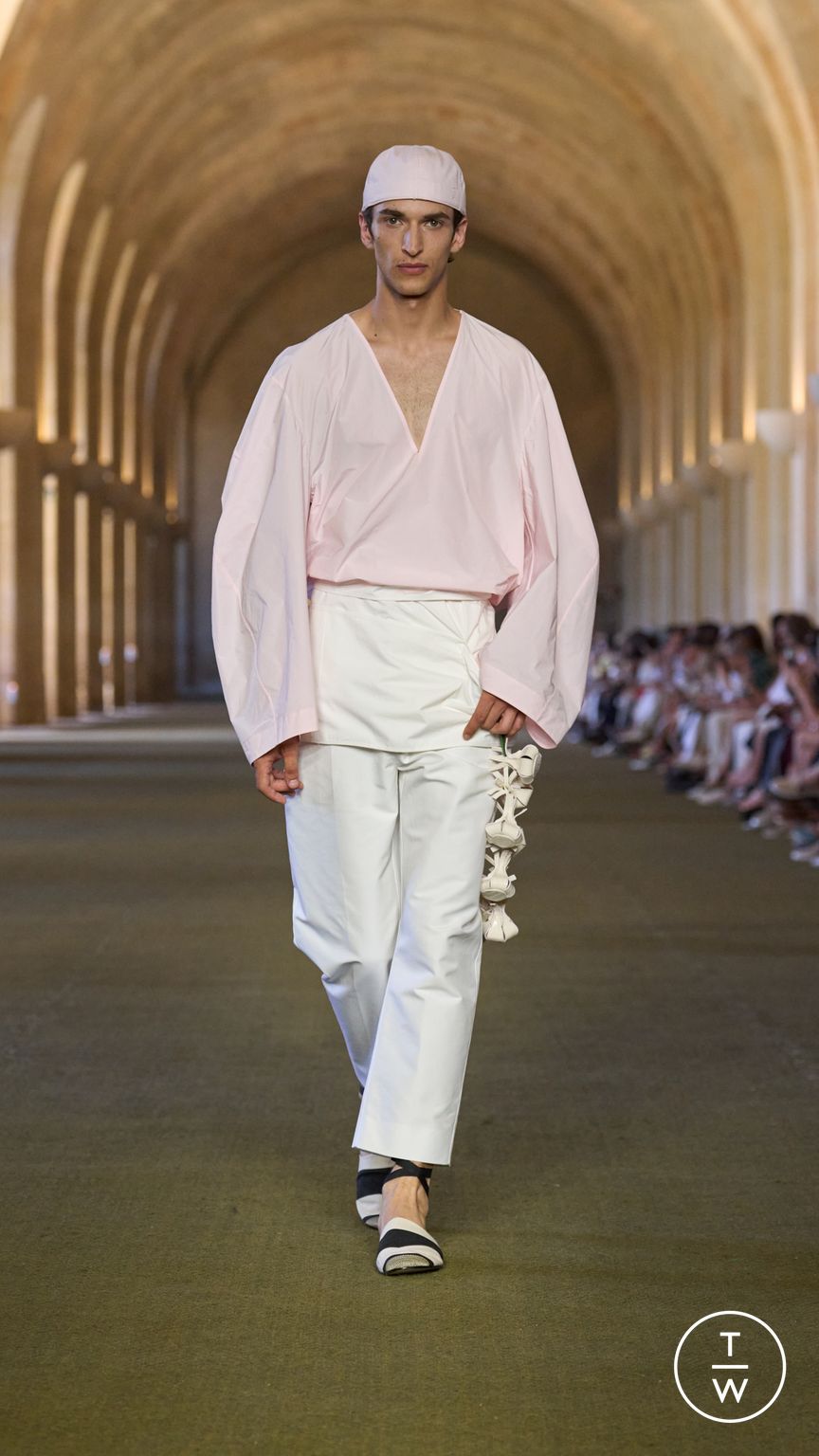 Fashion Week Paris Spring/Summer 2026 look 32 from the Jacquemus collection menswear