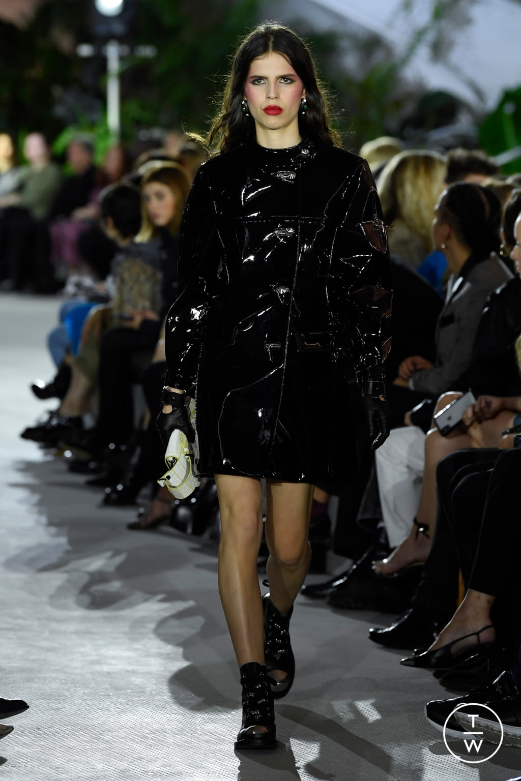Fashion Week Paris Resort 2020 look 32 from the Louis Vuitton collection 女装
