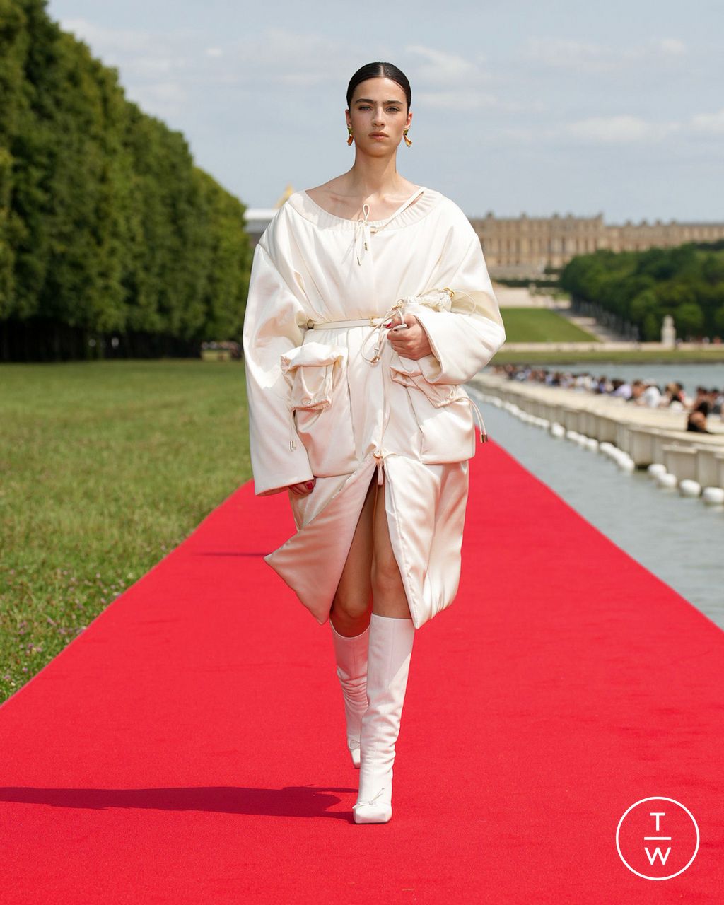 Fashion Week Paris Fall/Winter 2023 look 32 from the Jacquemus collection 女装