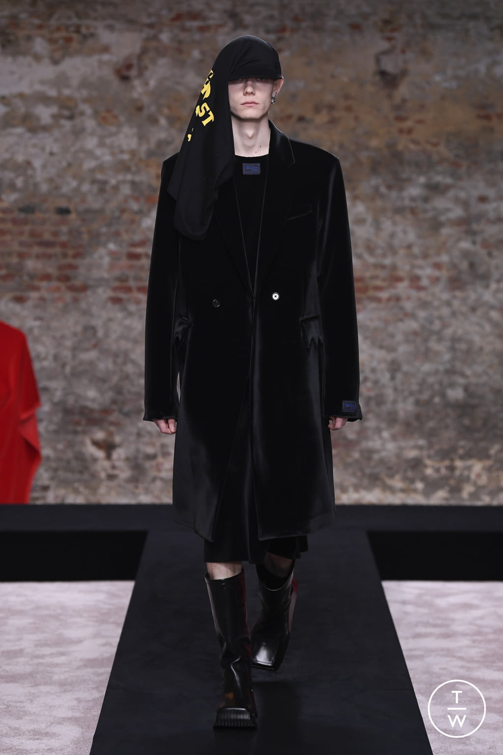 Fashion Week London Fall/Winter 2022 look 33 from the Raf Simons collection womenswear