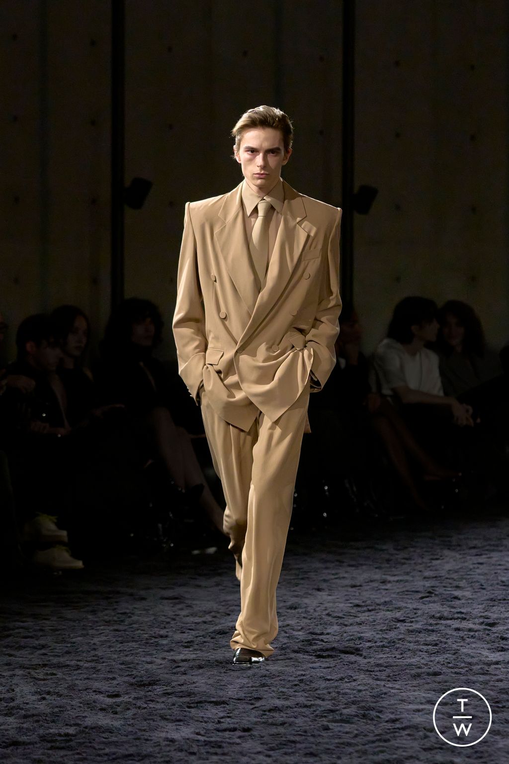 Fashion Week Paris Fall/Winter 2024 look 33 from the Saint Laurent collection menswear