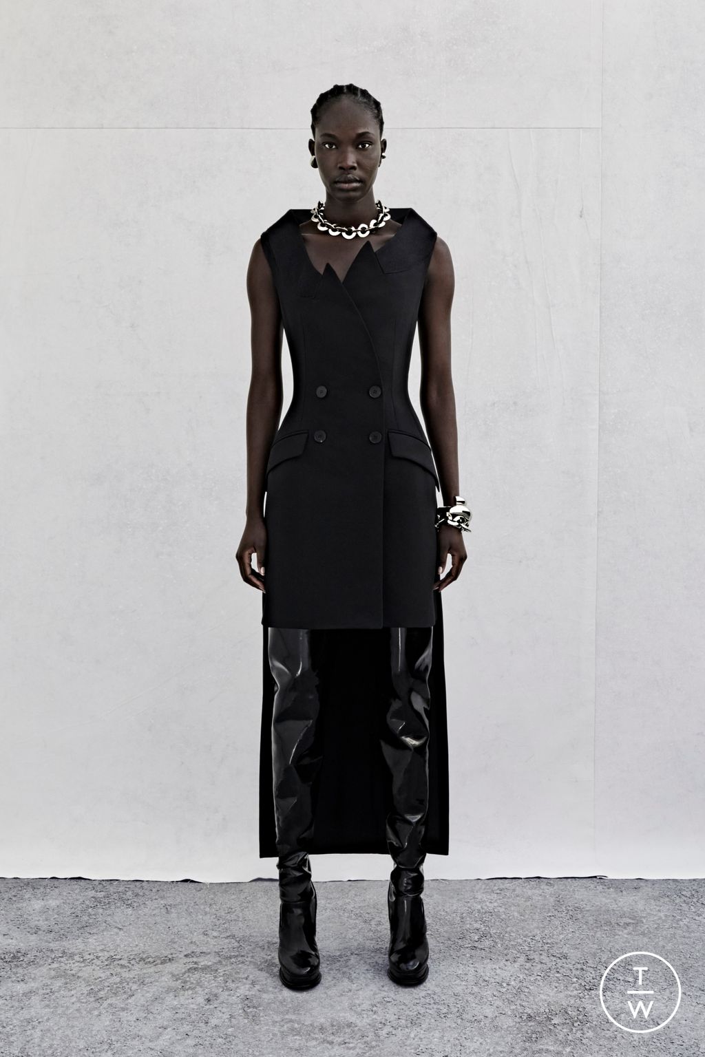 Fashion Week London Resort 2023 look 33 from the Alexander McQueen collection womenswear