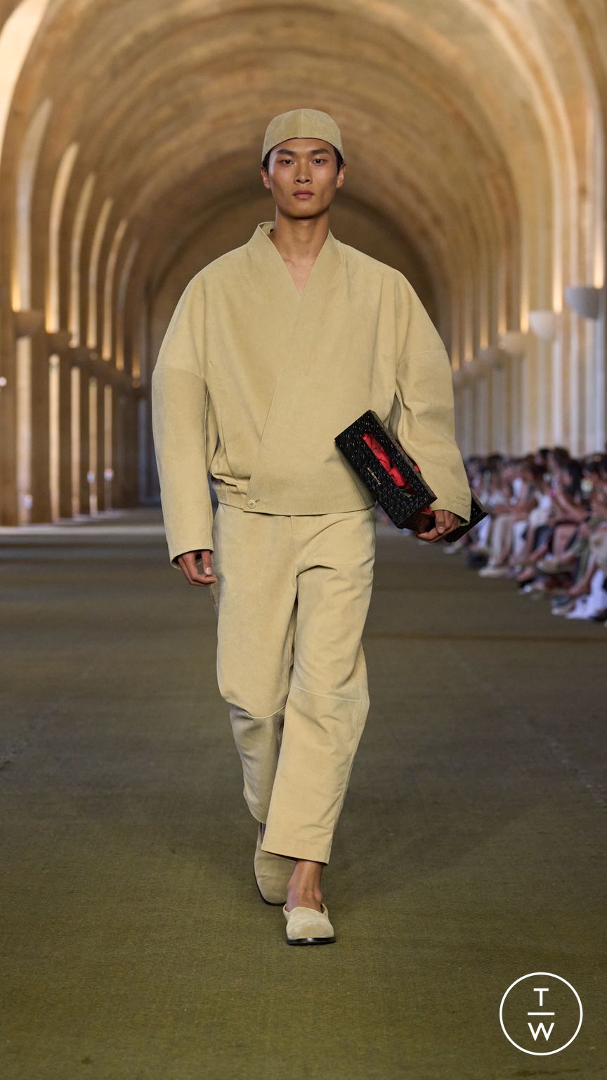 Fashion Week Paris Spring/Summer 2026 look 33 from the Jacquemus collection menswear