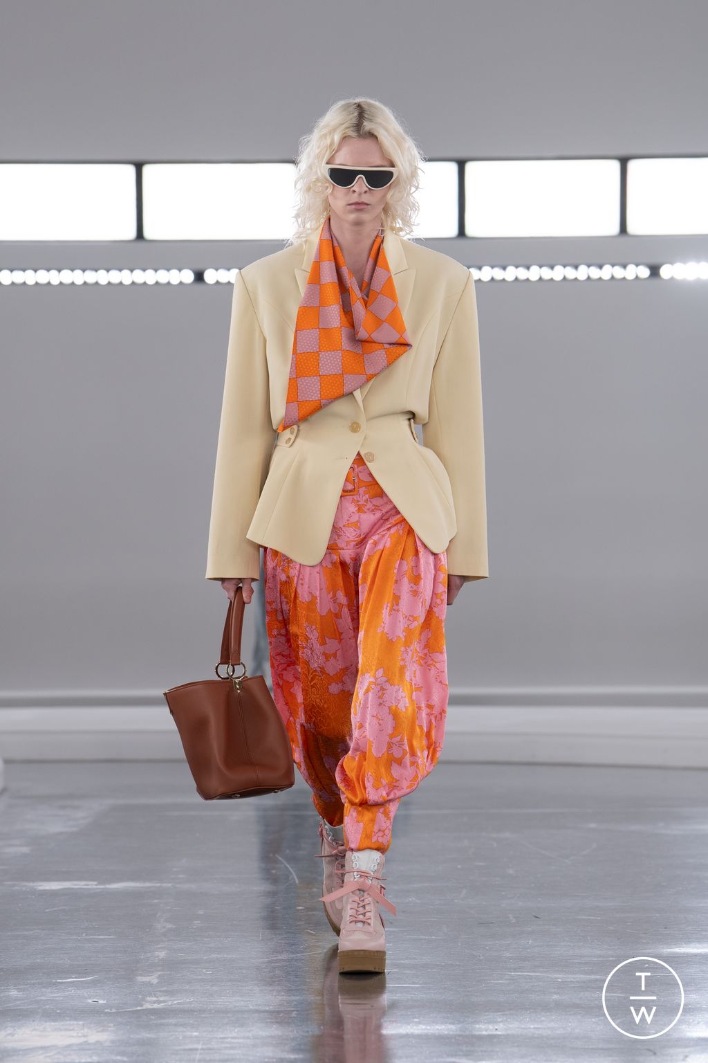 Fashion Week Paris Pre-Fall 2024 look 33 from the Louis Vuitton collection womenswear