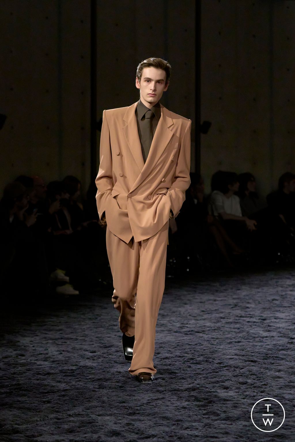 Fashion Week Paris Fall/Winter 2024 look 34 from the Saint Laurent collection menswear