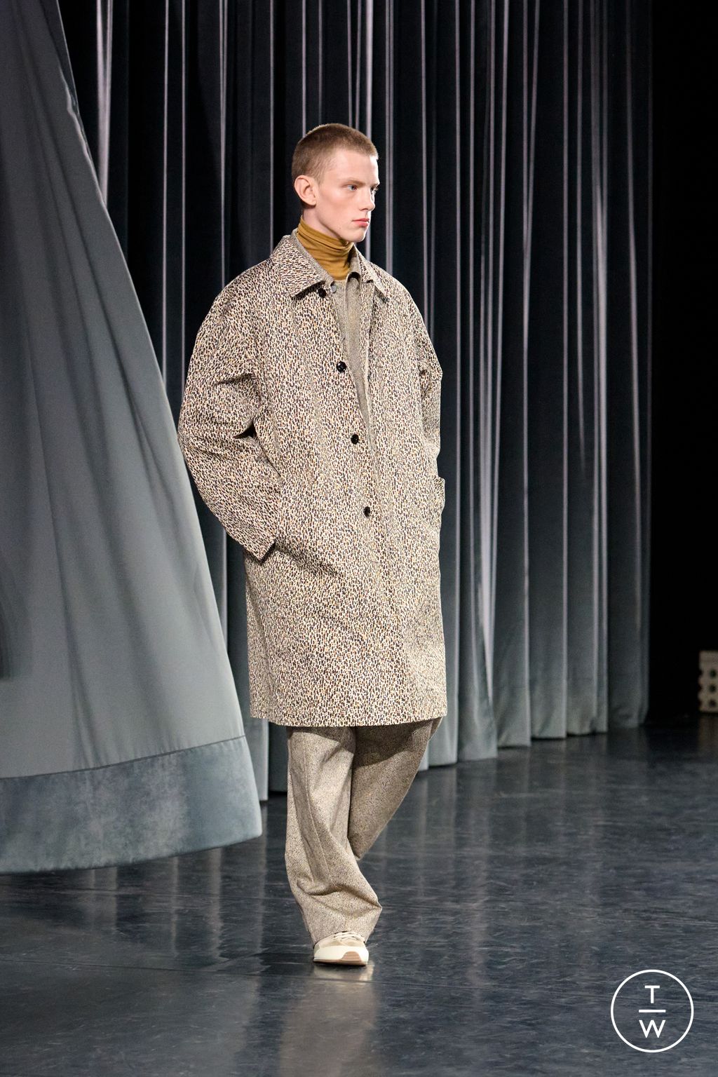 Fashion Week Paris Fall/Winter 2026 look 34 from the Lemaire collection menswear