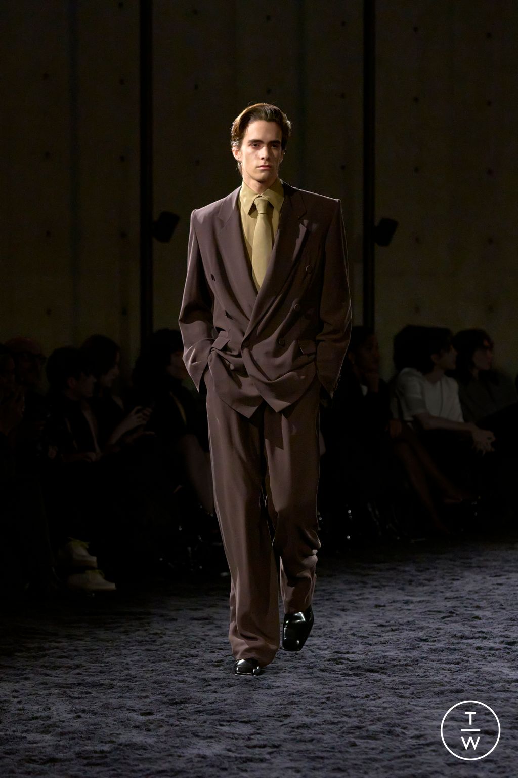Fashion Week Paris Fall/Winter 2024 look 35 from the Saint Laurent collection menswear