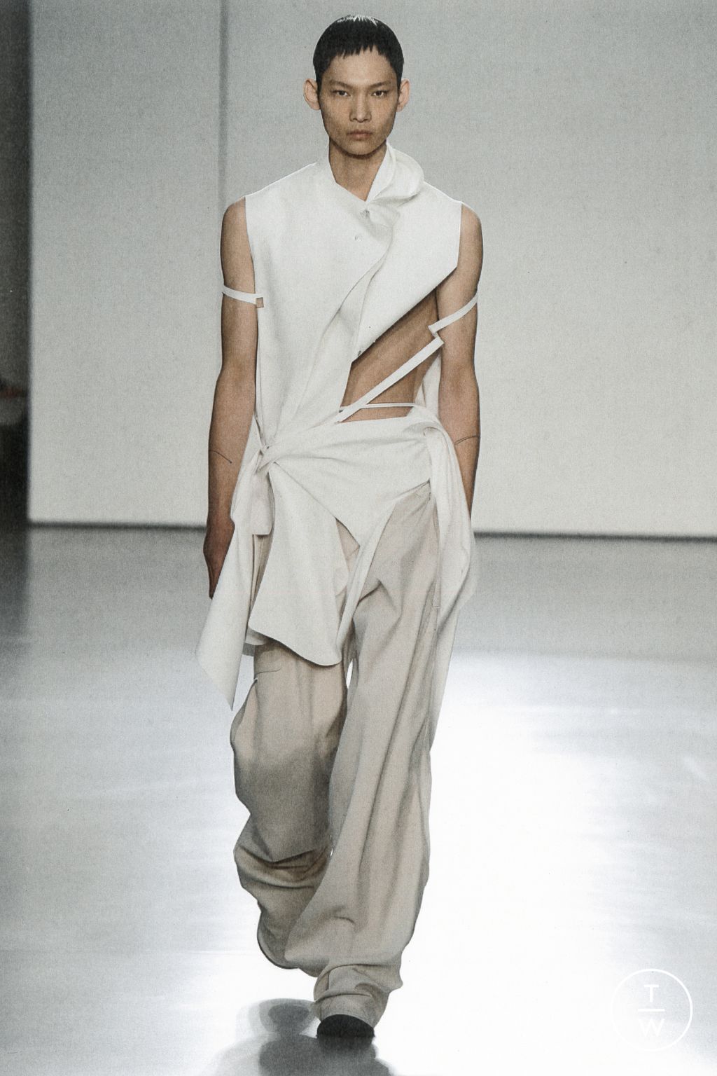 Fashion Week Paris Spring/Summer 2024 look 36 from the Heliot Emil collection 女装