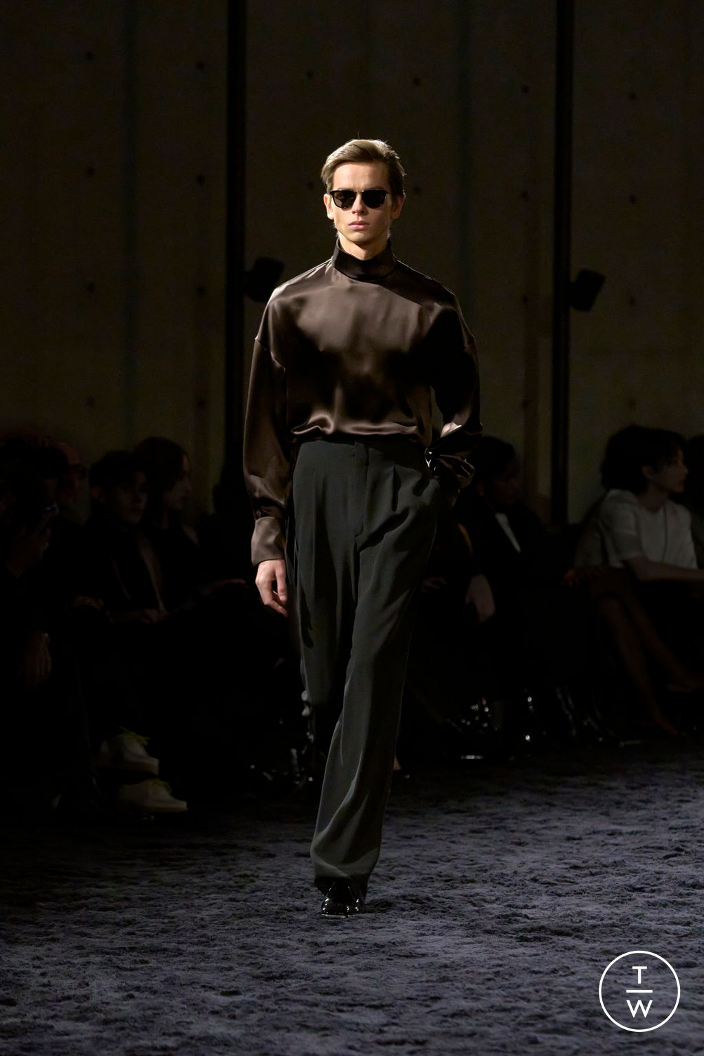 Fashion Week Paris Fall/Winter 2024 look 36 de la collection Saint Laurent menswear