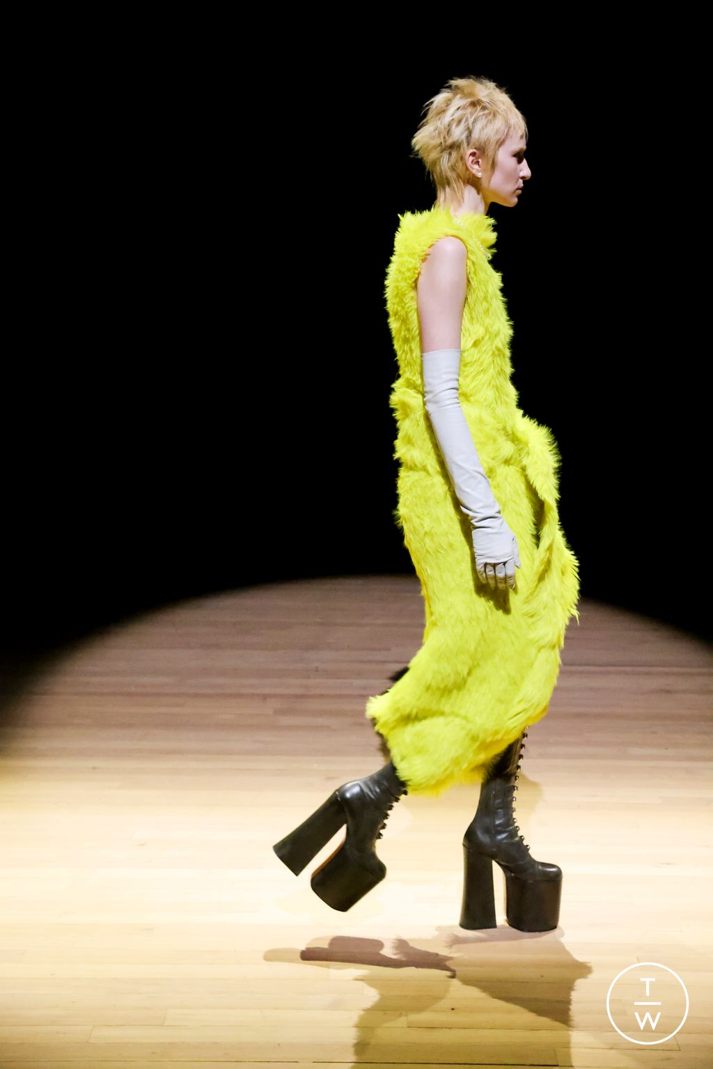 Fashion Week New York Spring/Summer 2023 look 36 de la collection Marc Jacobs womenswear