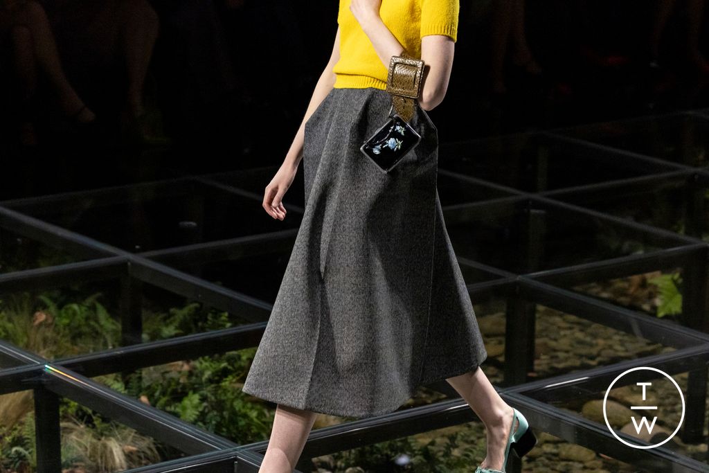 Fashion Week Milan Fall/Winter 2024 look 22 de la collection Prada womenswear accessories