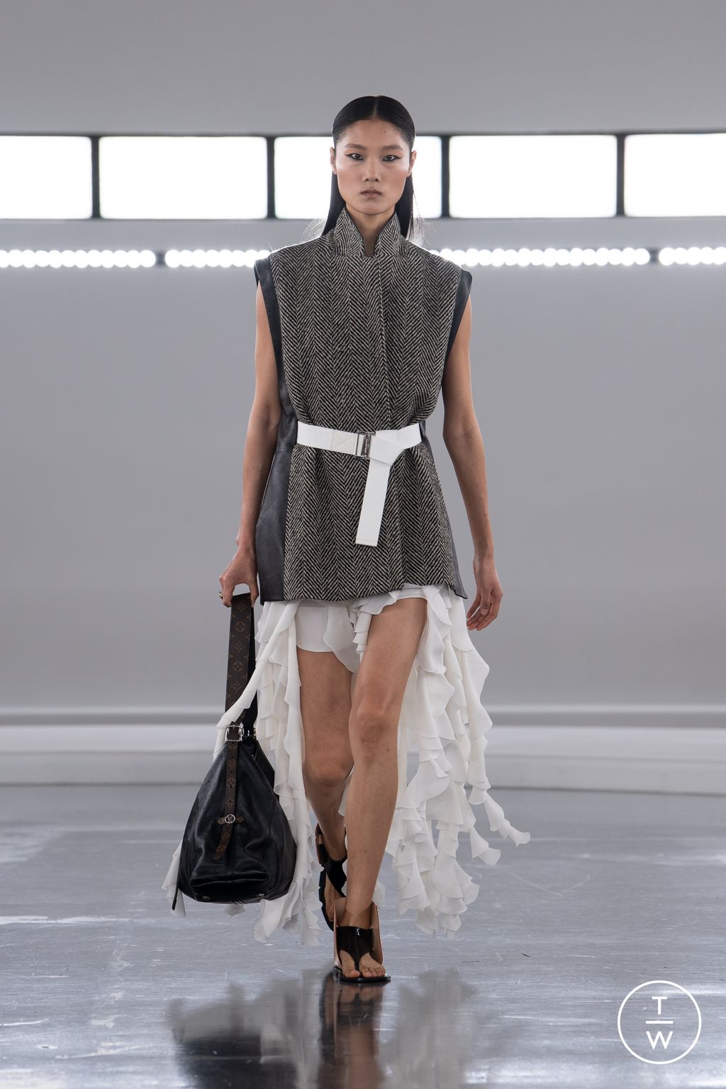 Fashion Week Paris Pre-Fall 2024 look 36 from the Louis Vuitton collection 女装