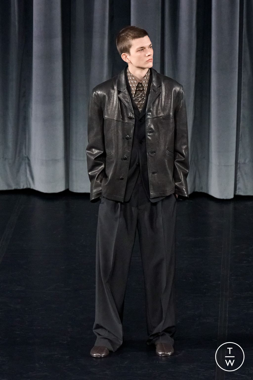 Fashion Week Paris Fall/Winter 2026 look 36 from the Lemaire collection menswear
