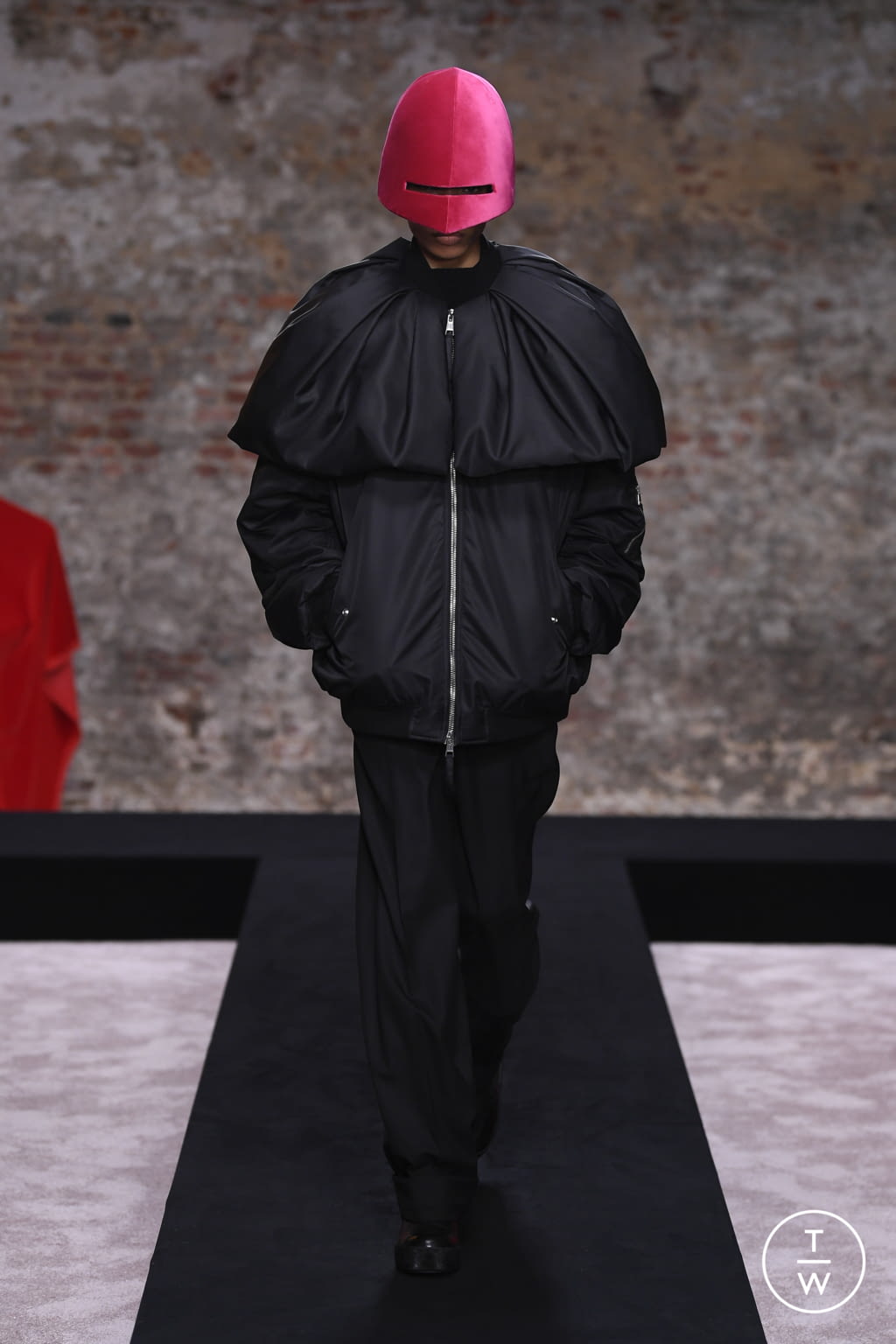 Fashion Week London Fall/Winter 2022 look 37 from the Raf Simons collection womenswear