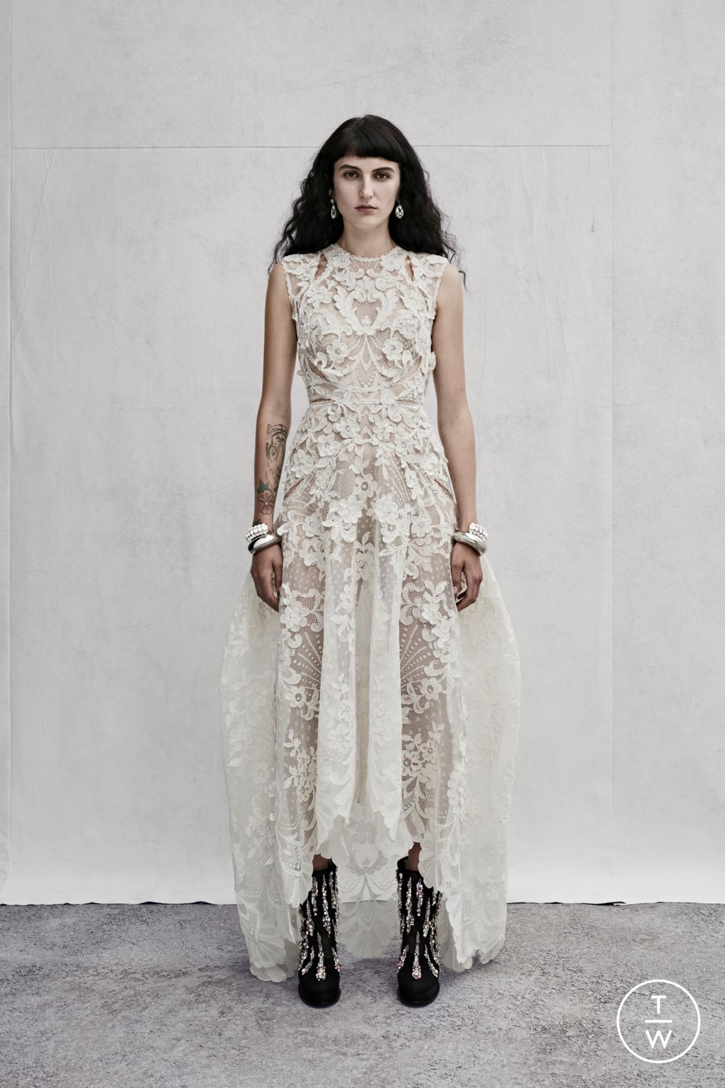 Fashion Week London Resort 2023 look 37 from the Alexander McQueen collection womenswear