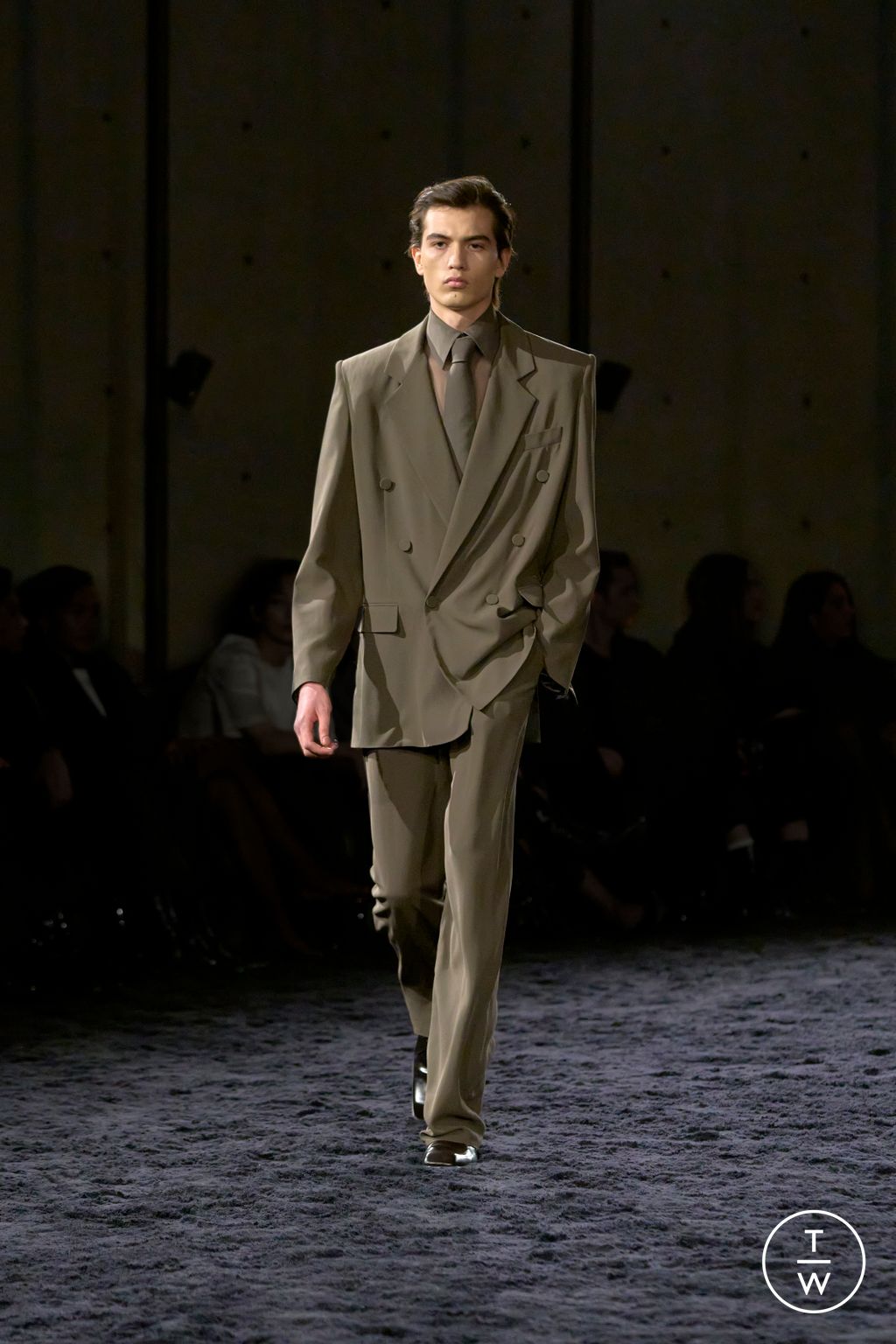 Fashion Week Paris Fall/Winter 2024 look 37 from the Saint Laurent collection 男装