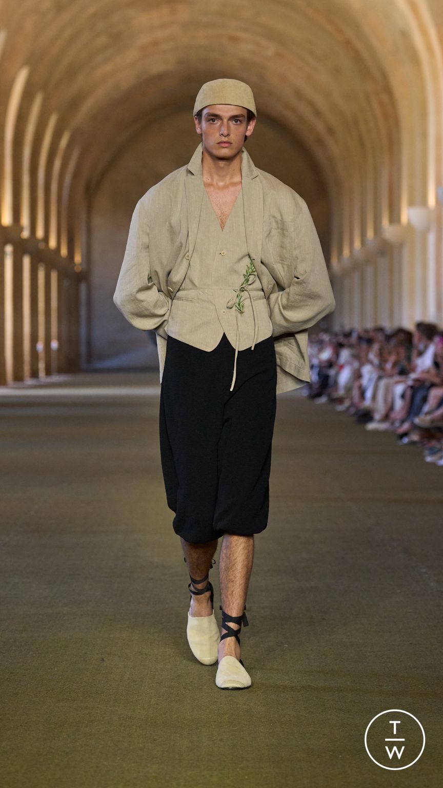 Fashion Week Paris Spring/Summer 2026 look 37 from the Jacquemus collection menswear