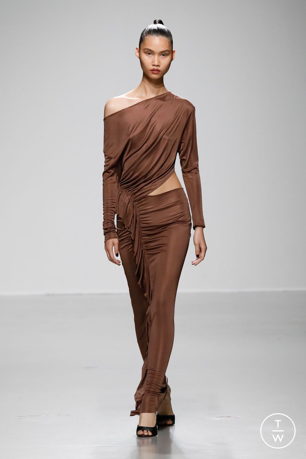 Fashion Week Paris Spring/Summer 2024 look 37 from the Atlein collection 女装