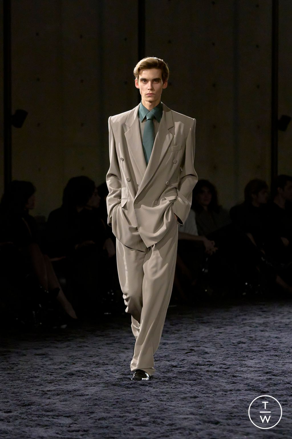 Fashion Week Paris Fall/Winter 2024 look 38 from the Saint Laurent collection 男装