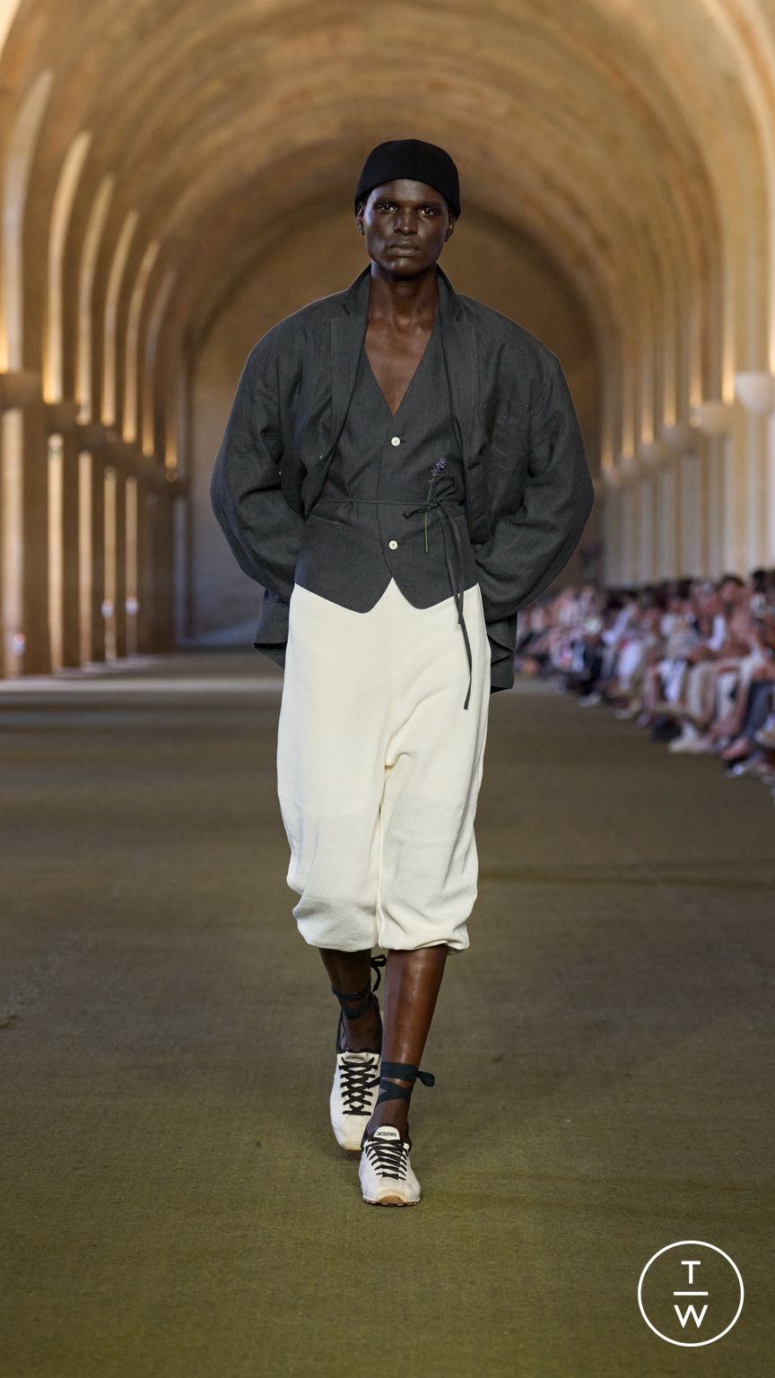 Fashion Week Paris Spring/Summer 2026 look 38 de la collection Jacquemus menswear